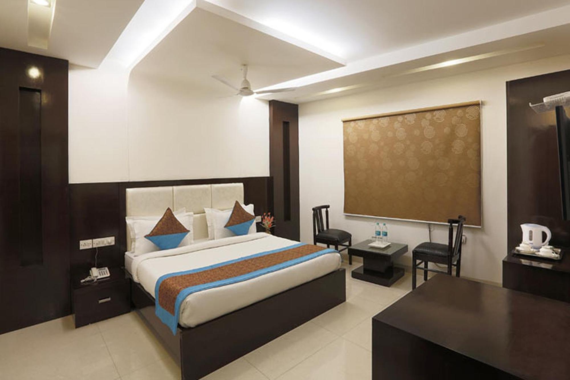 Hotel Anand Lok 3*