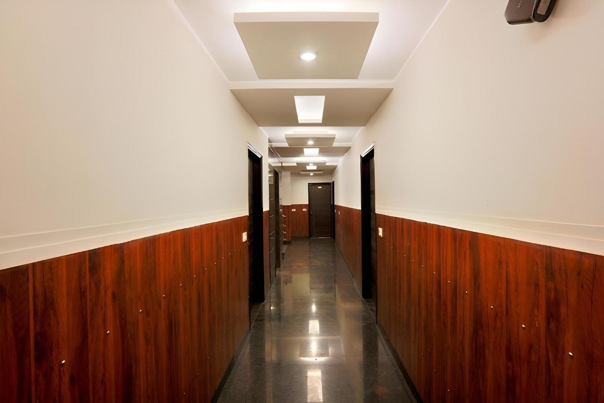 Anand Lok Hotel 3*