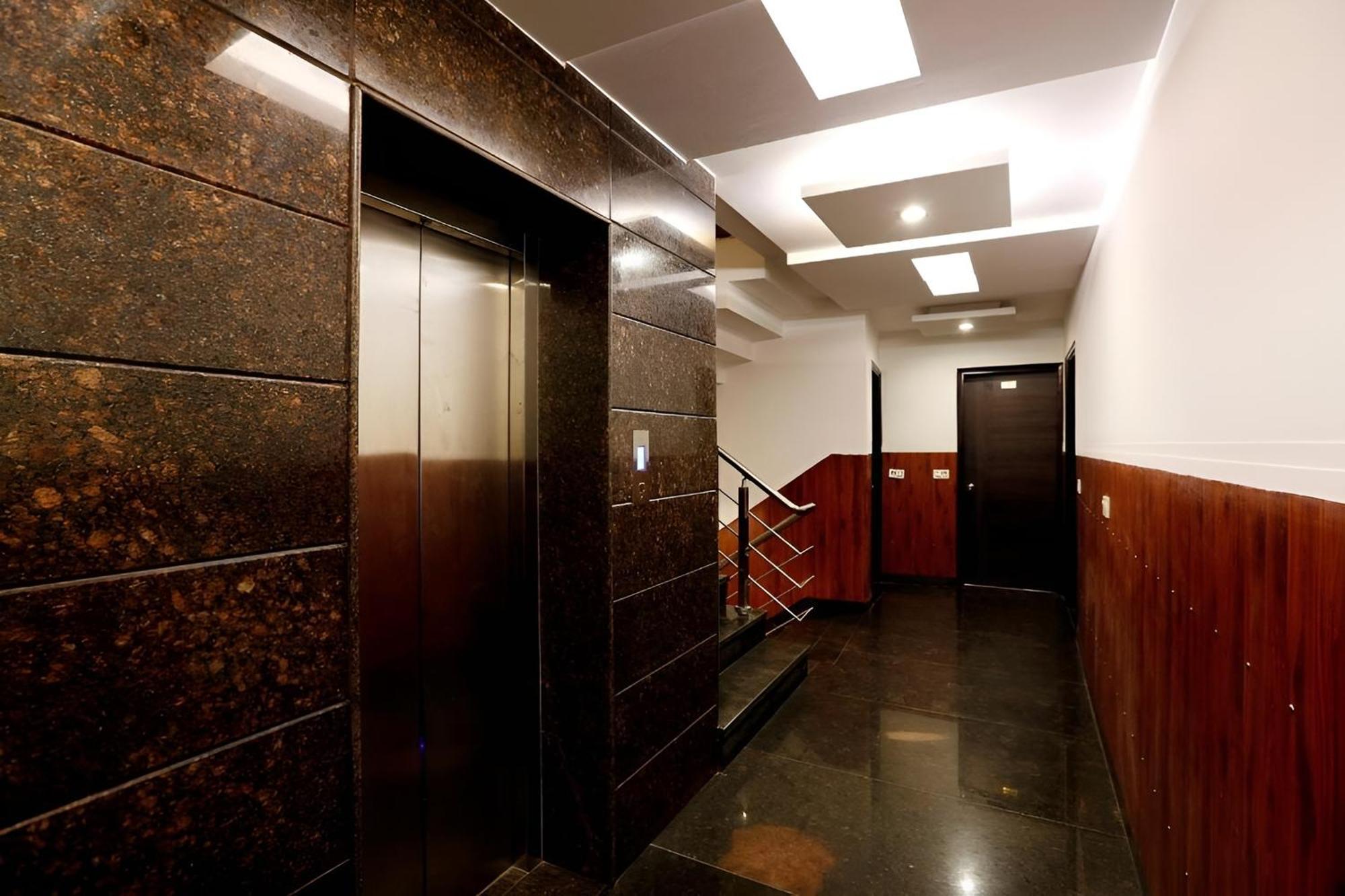 Hotel Anand Lok 3*