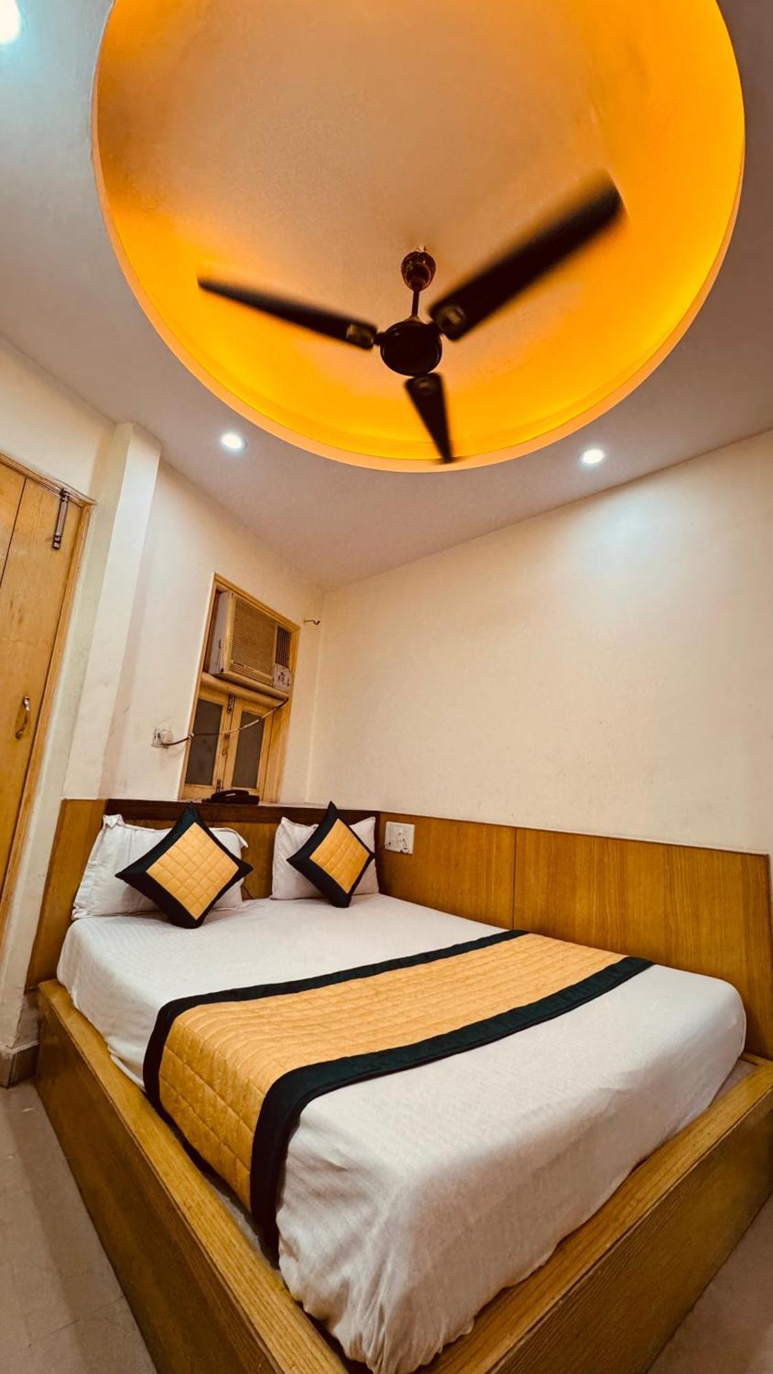 Lord Krishna Walking Distance From Railway Station Hotel