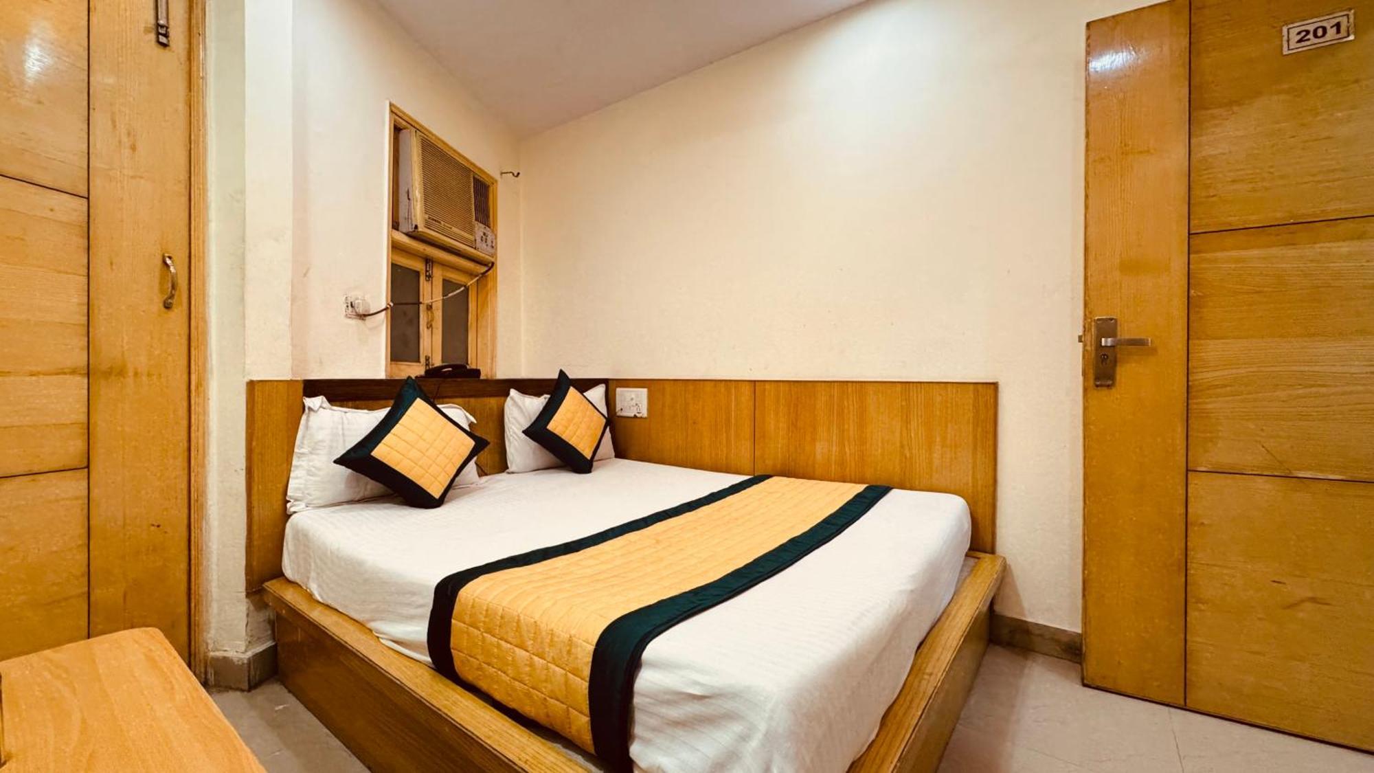 Hotel Lord Krishna Walking Distance From Railway Station