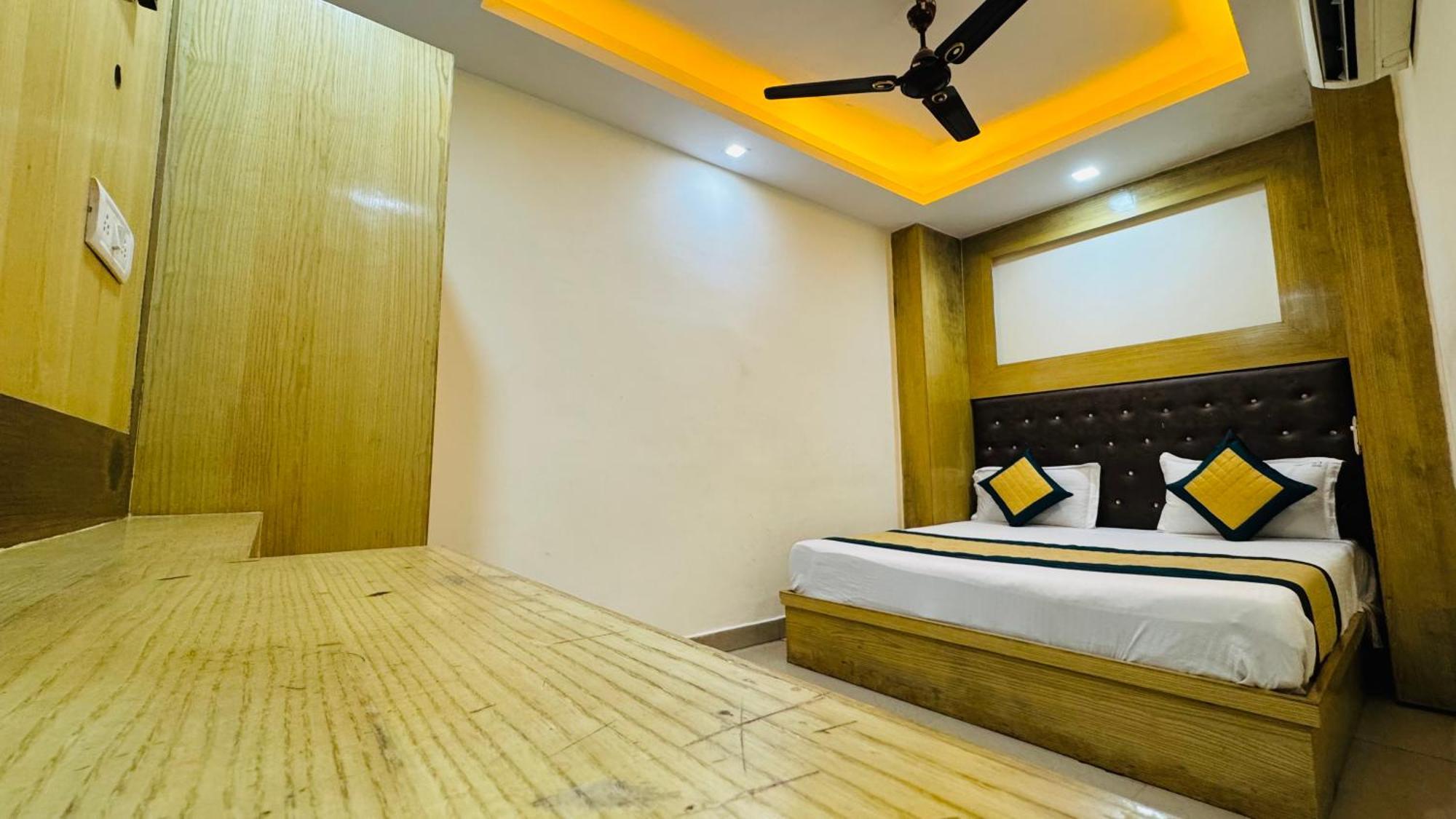 Lord Krishna Walking Distance From Railway Station Hotel 2*