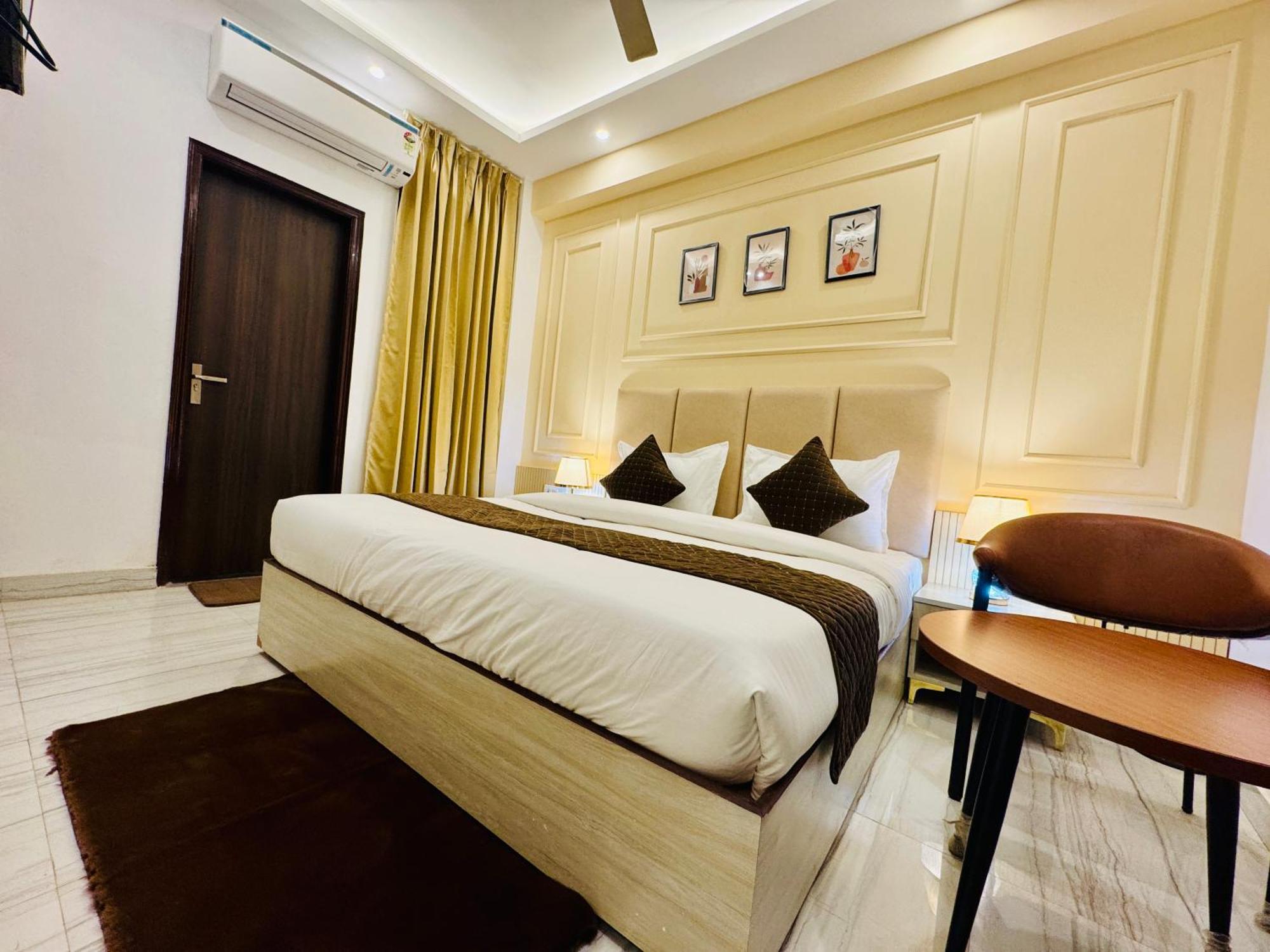The Classic Crowne At Delhi Airport 3*