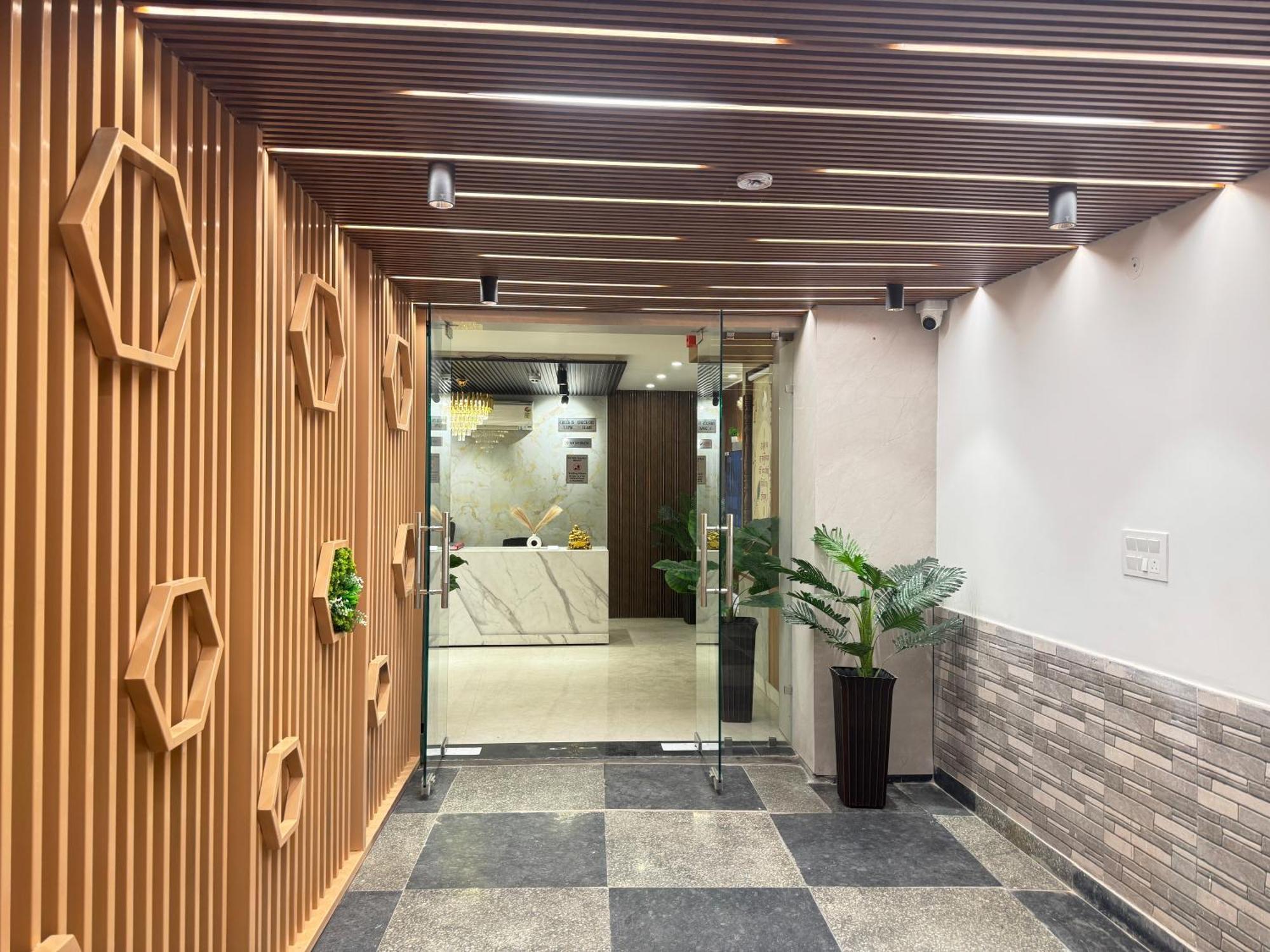 Hotel The Classic Crowne At Delhi Airport 3*