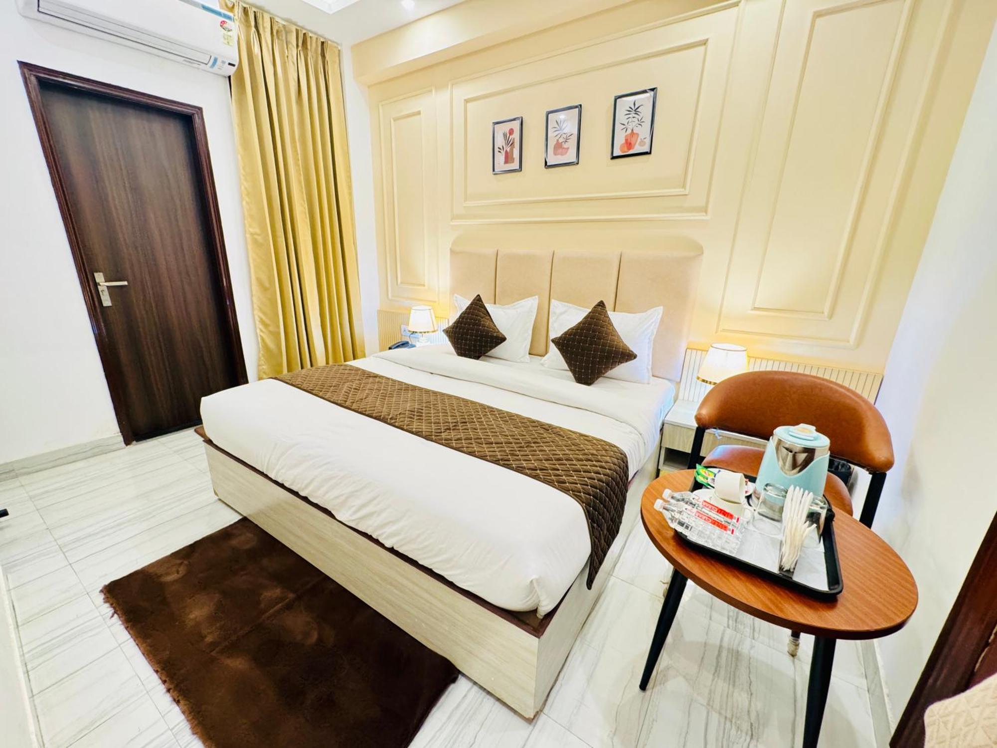 The Classic Crowne At Delhi Airport Hotel