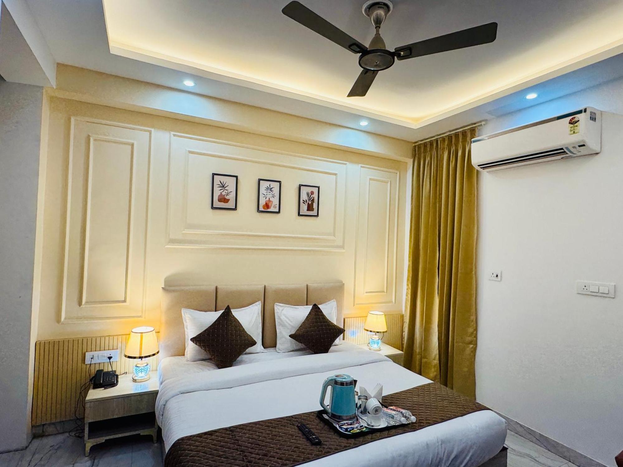 The Classic Crowne At Delhi Airport Hotel 3*