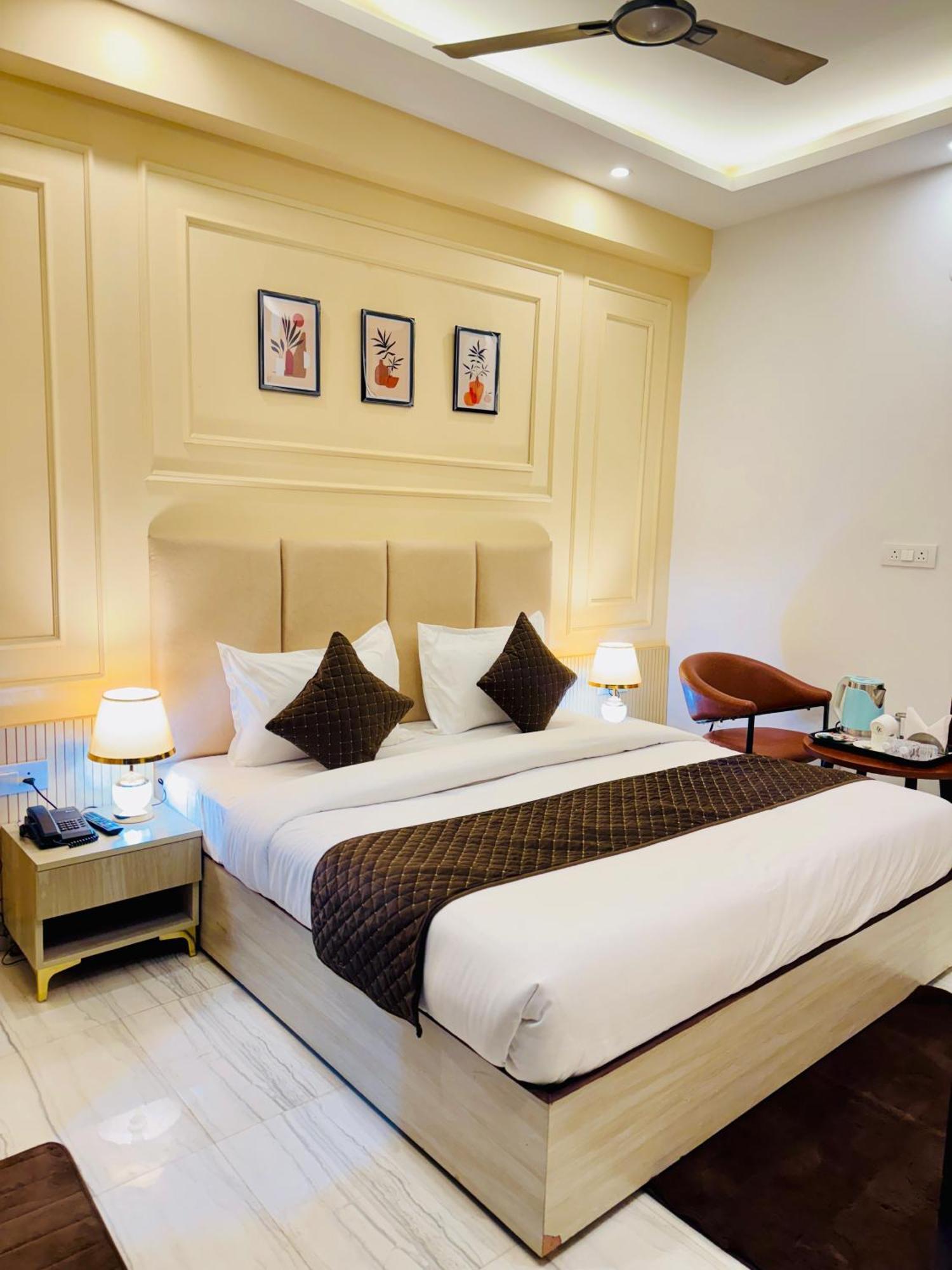 The Classic Crowne At Delhi Airport 3*