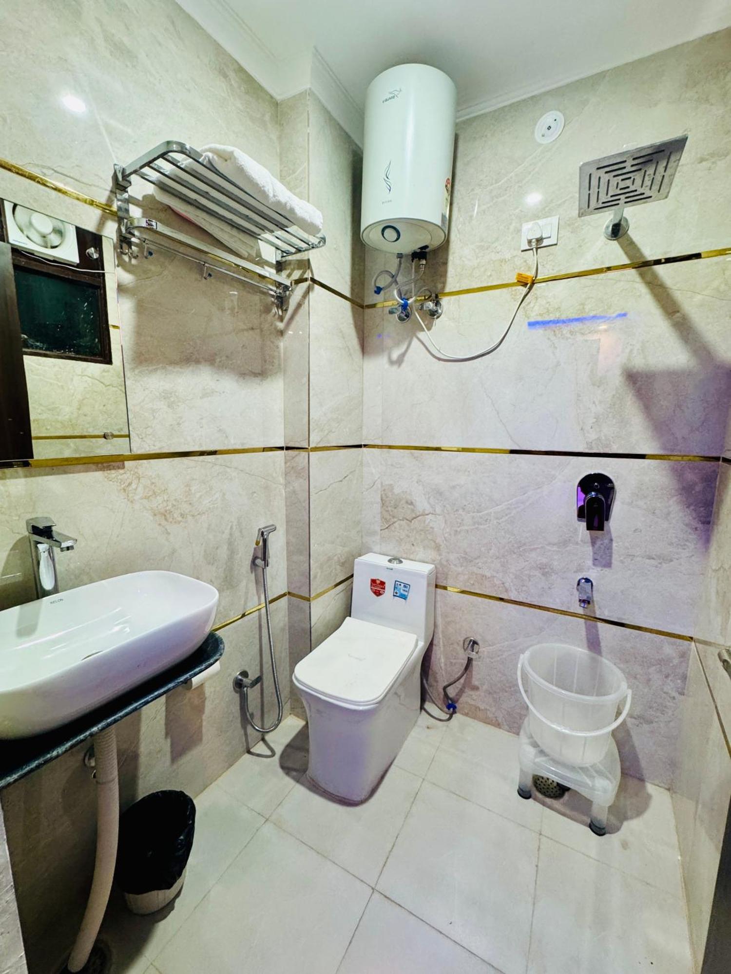Hotel The Classic Crowne At Delhi Airport 3*