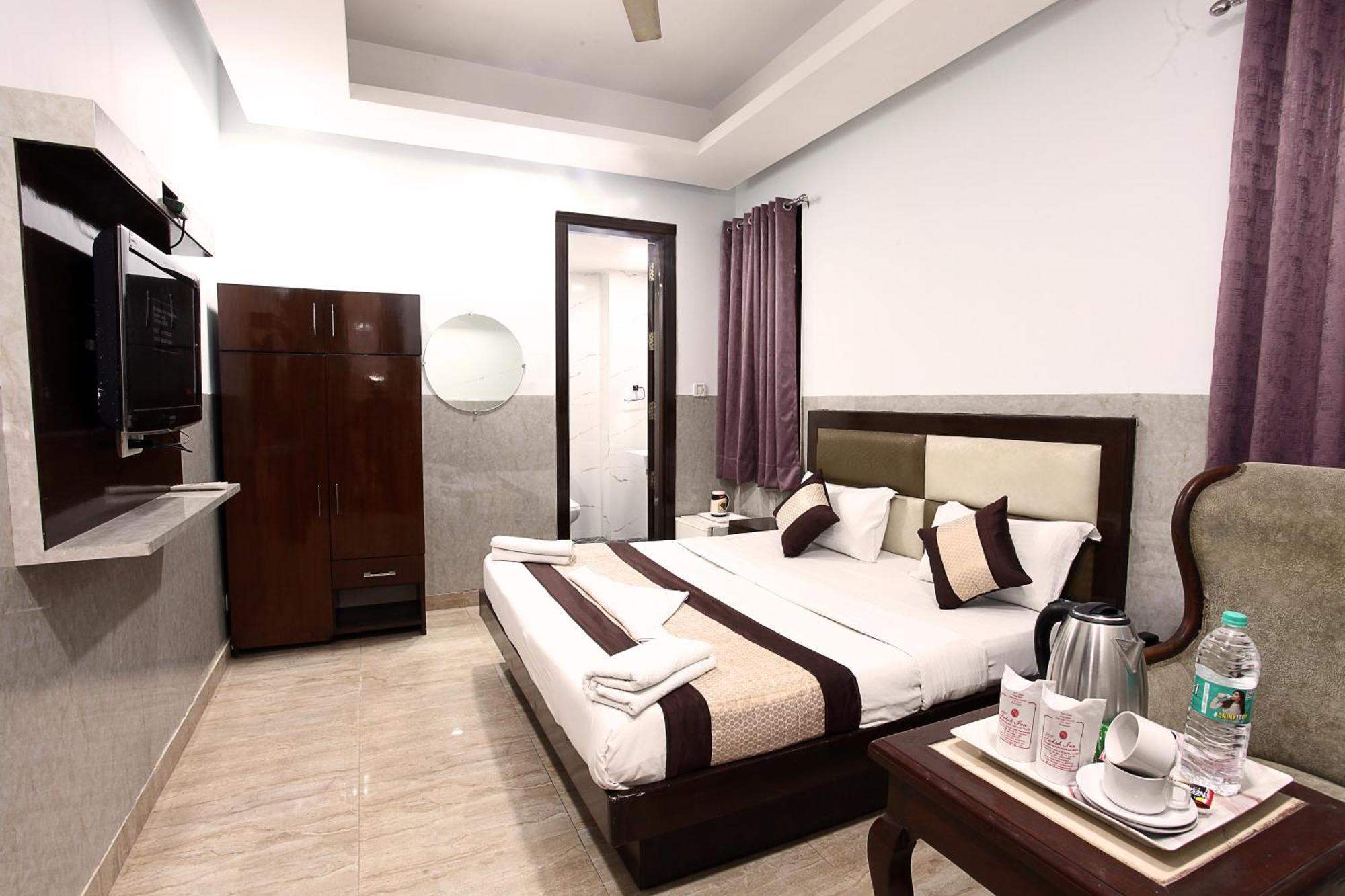 Hotel Taksh Hhr, Karol Bagh, Metro Station 3*