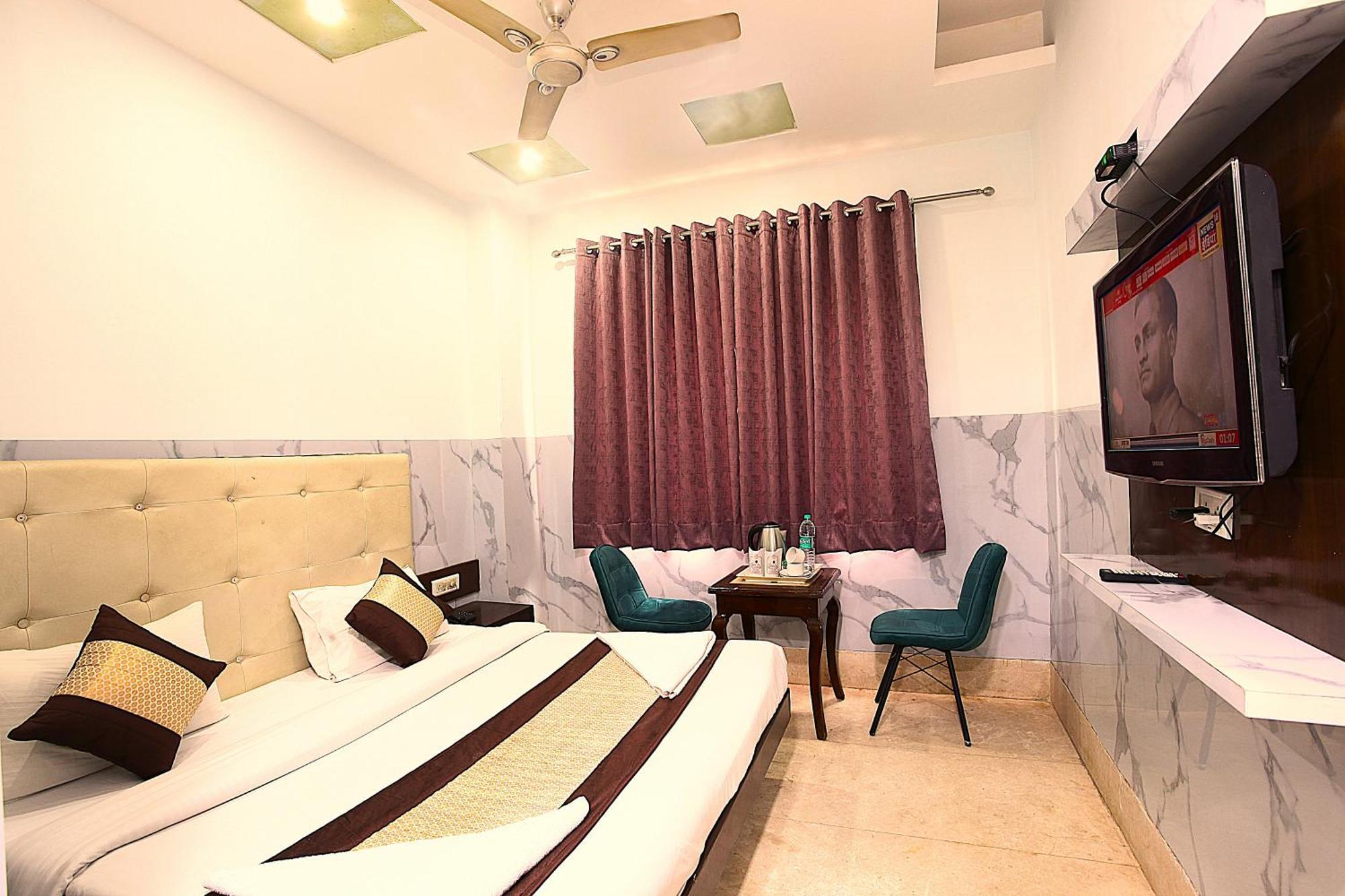 Taksh Hhr, Karol Bagh, Metro Station 3*