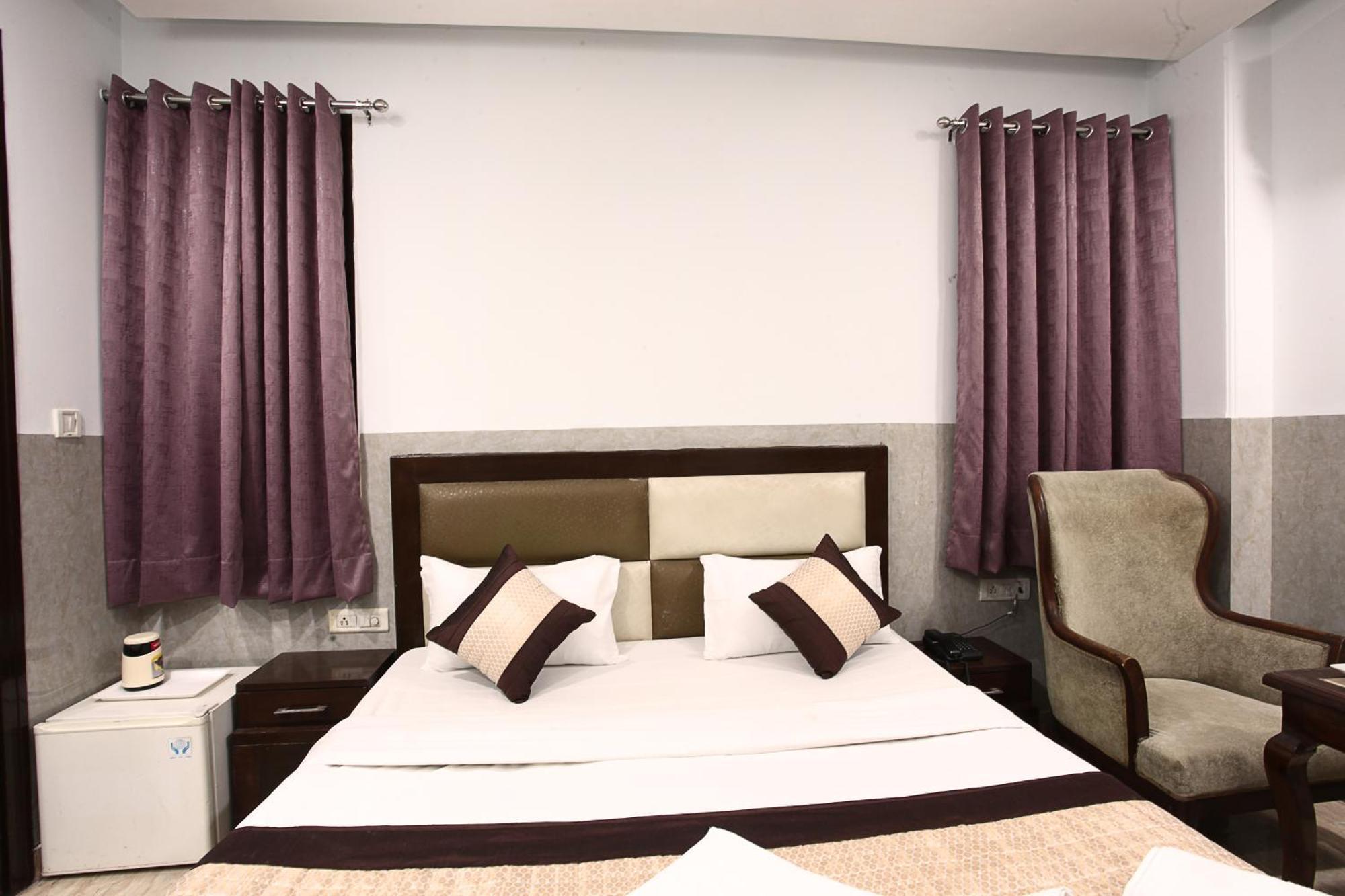 Hotel Taksh Hhr, Karol Bagh, Metro Station 3*