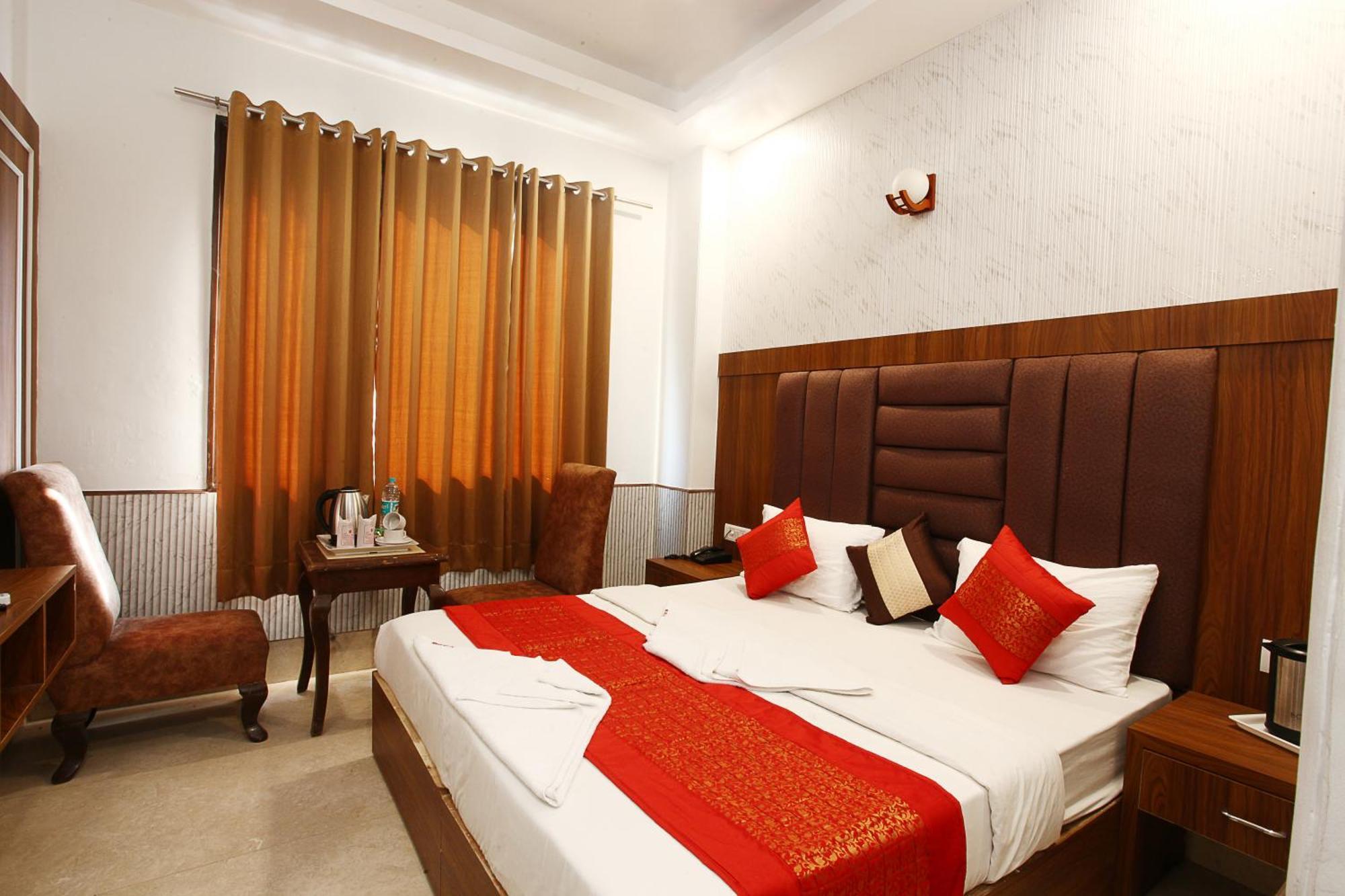 Taksh Hhr, Karol Bagh, Metro Station Hotel