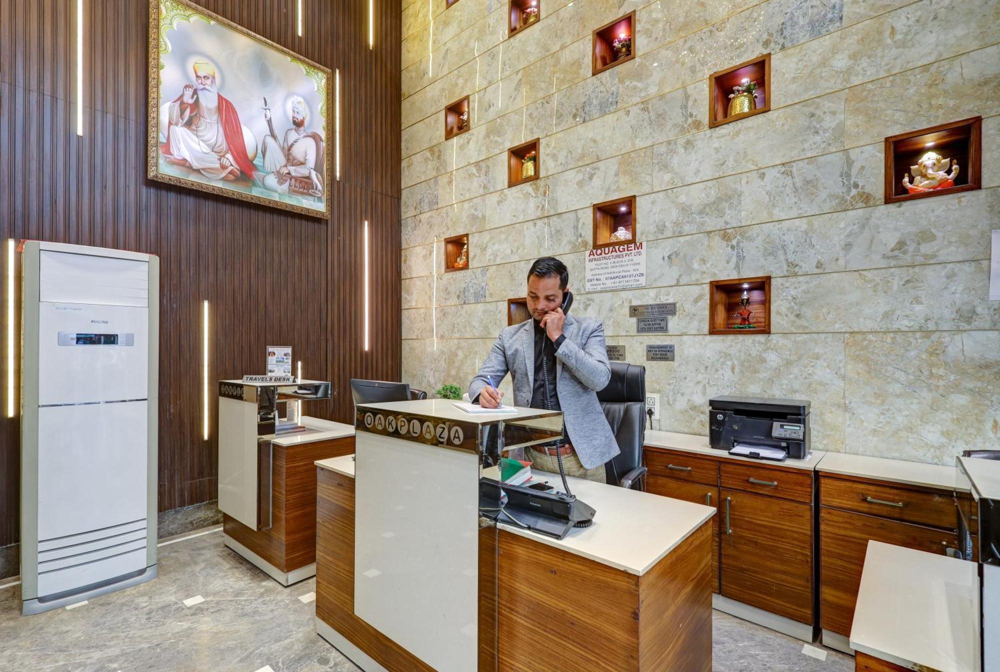 Oak Plaza - 1 Km From Connaught Place