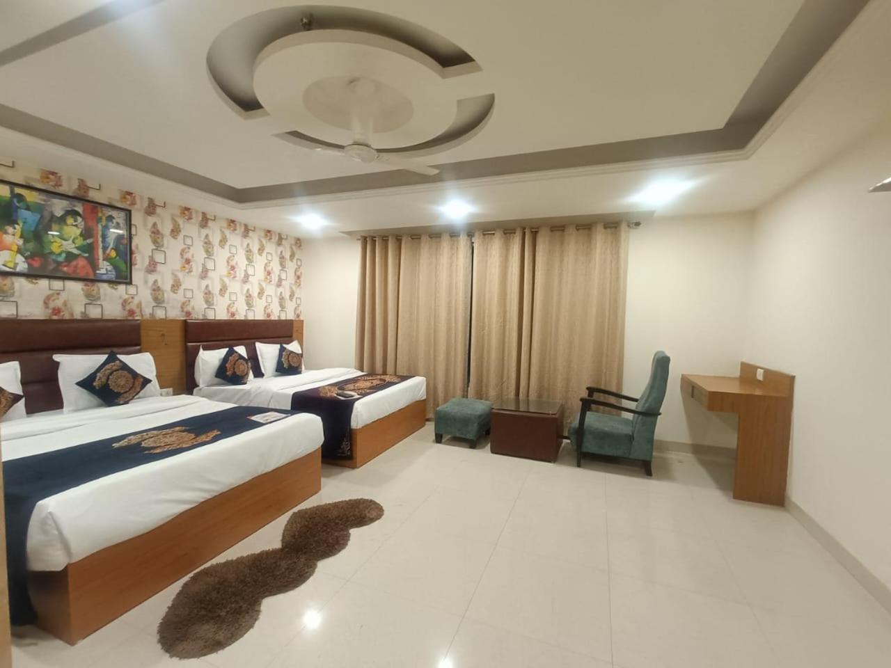 Grand By D'capitol Near Delhi Airport 4*