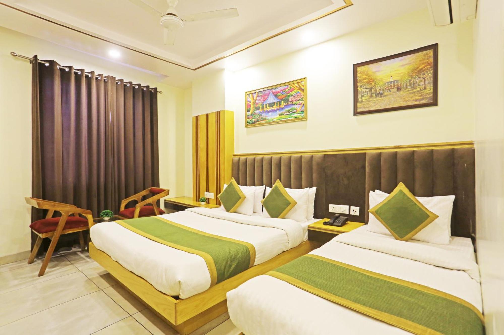 Hotel Aman Imperial Just A Minute Away From Railway Station And Connaught Place 4*