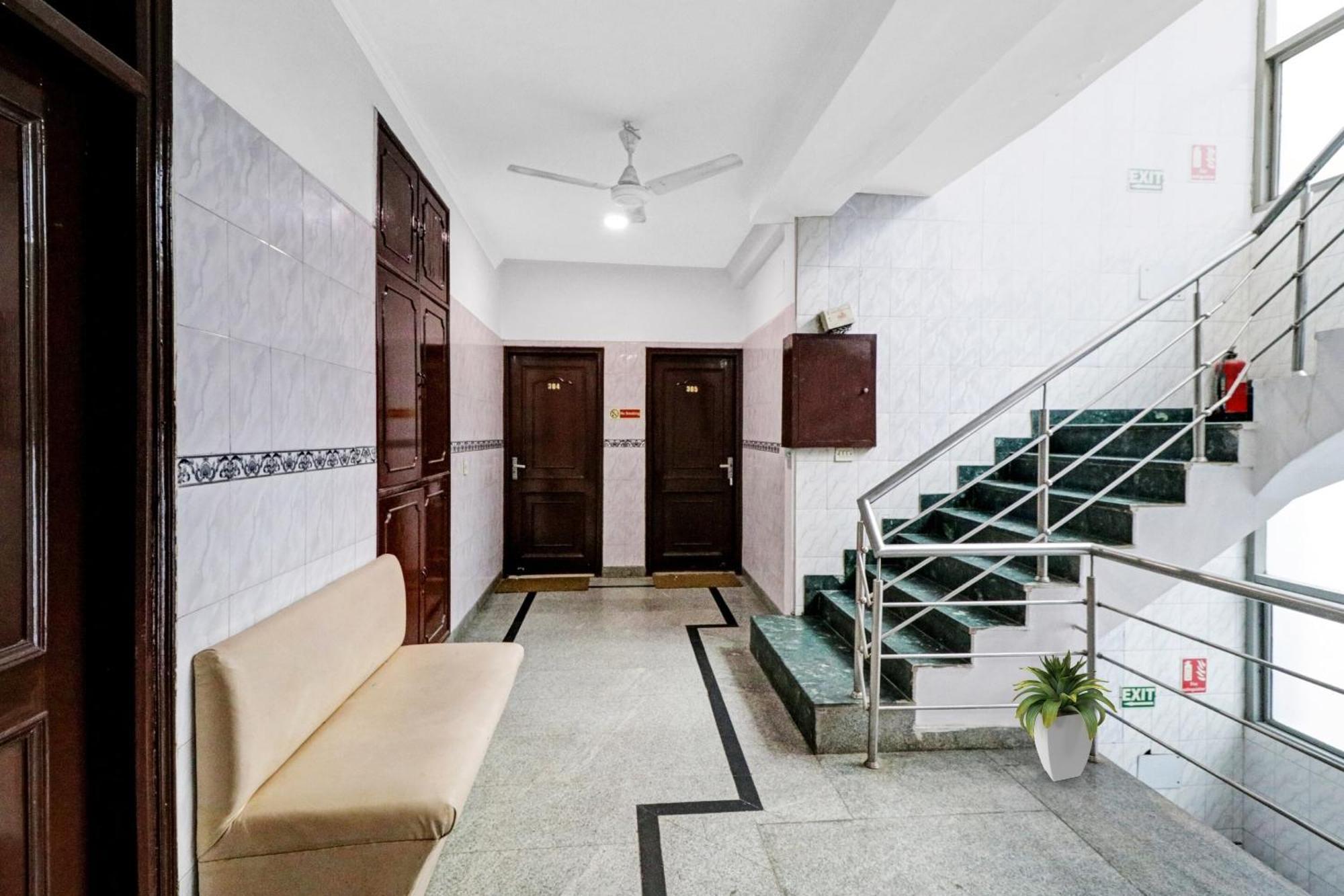O Rs 3* New Delhi