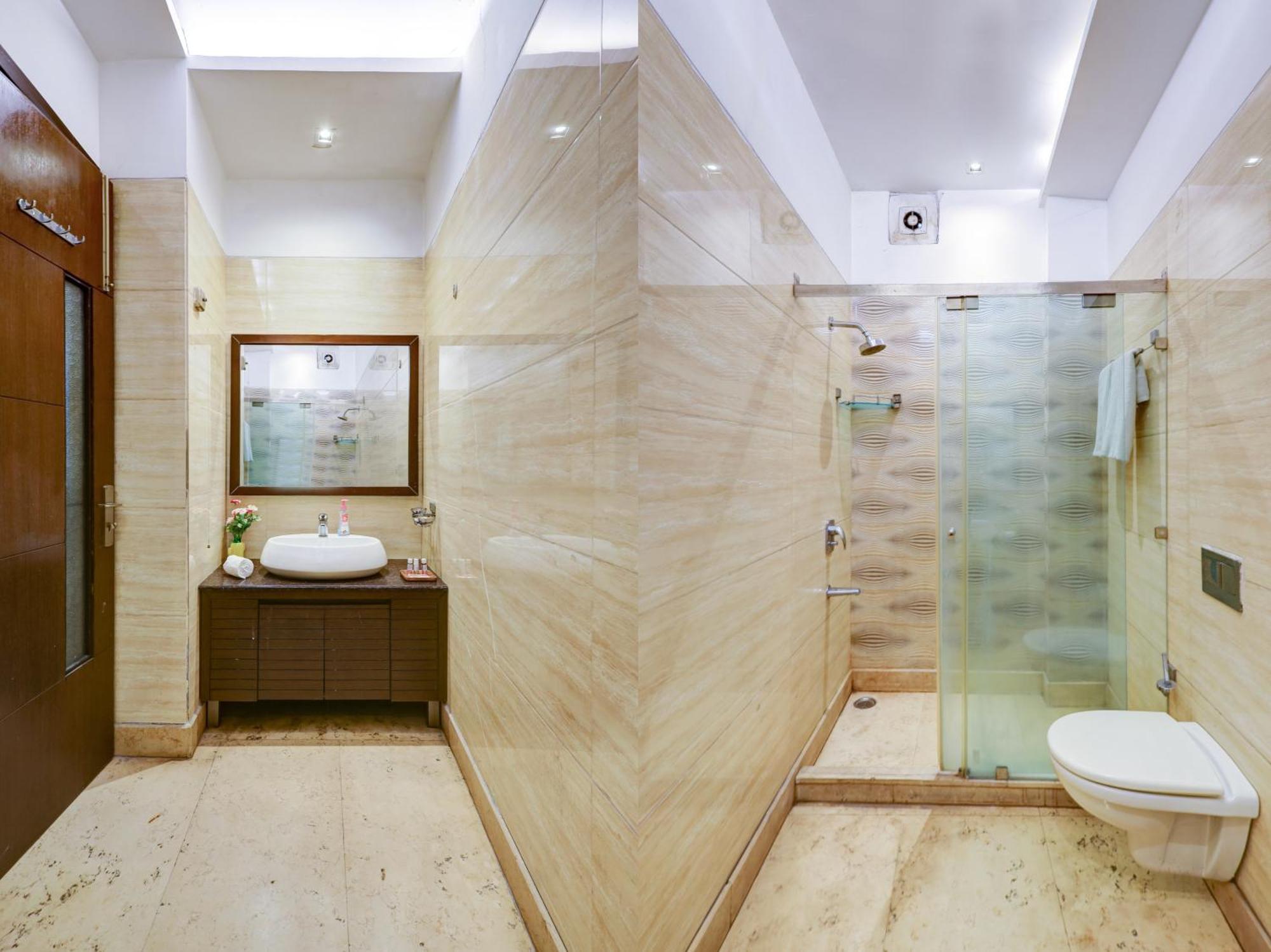 Hotel Metropolis Tourist At Near Ramakrishna Ashram Marg Metro Station 3*