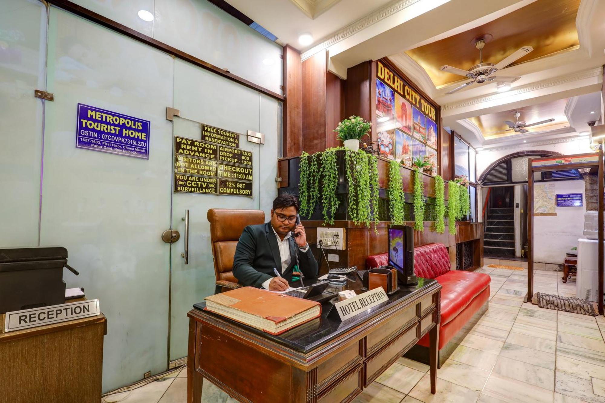 Metropolis Tourist At Near Ramakrishna Ashram Marg Metro Station 3* Nova Deli