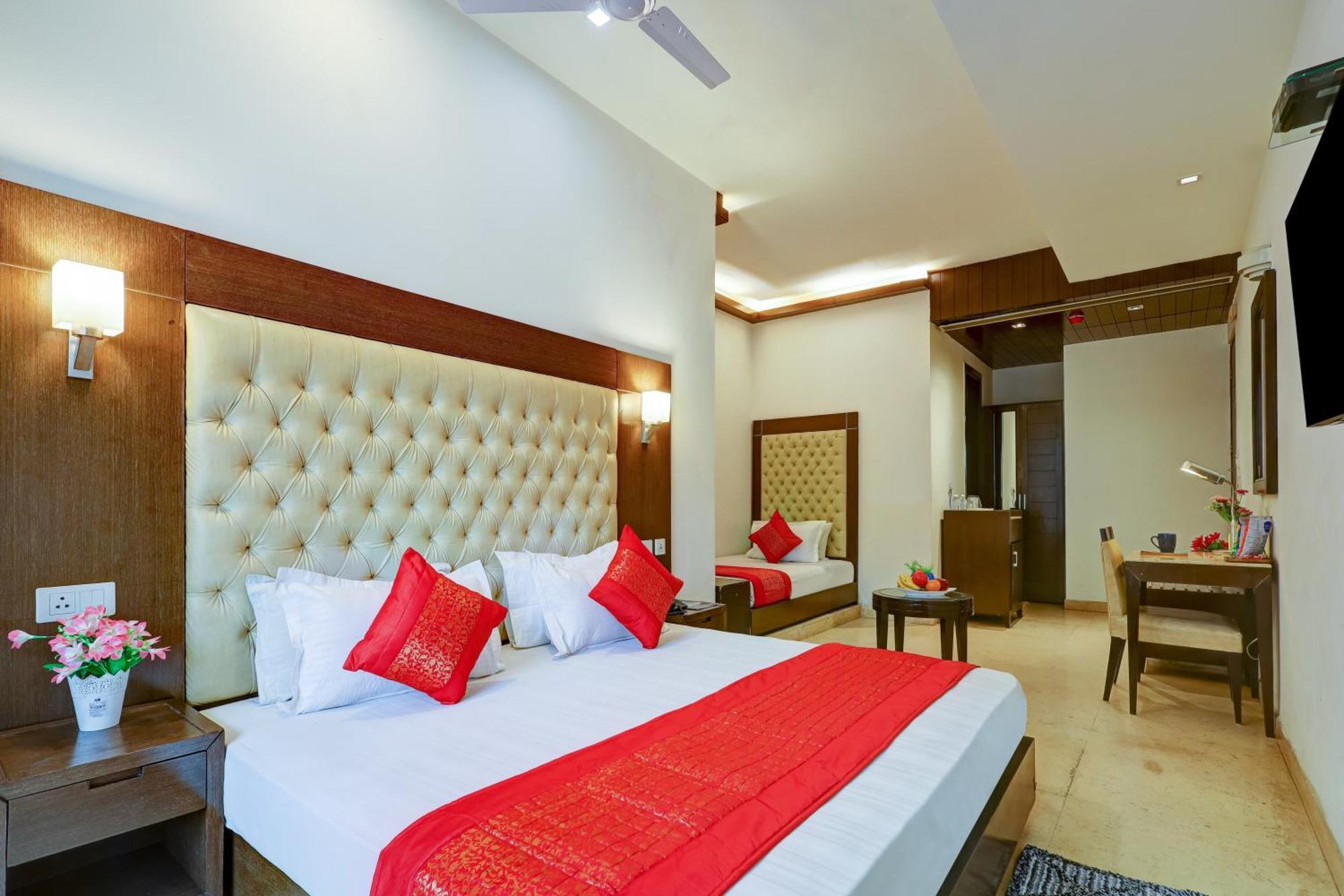 Metropolis Tourist At Near Ramakrishna Ashram Marg Metro Station Hotel 3*