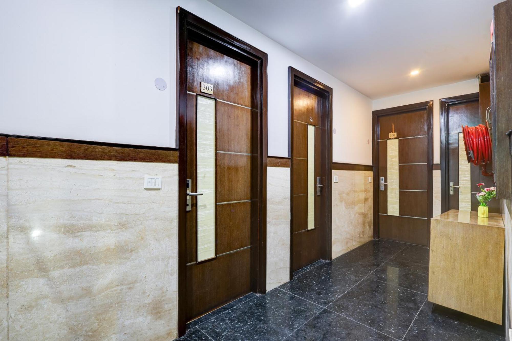 Hotel Metropolis Tourist At Near Ramakrishna Ashram Marg Metro Station