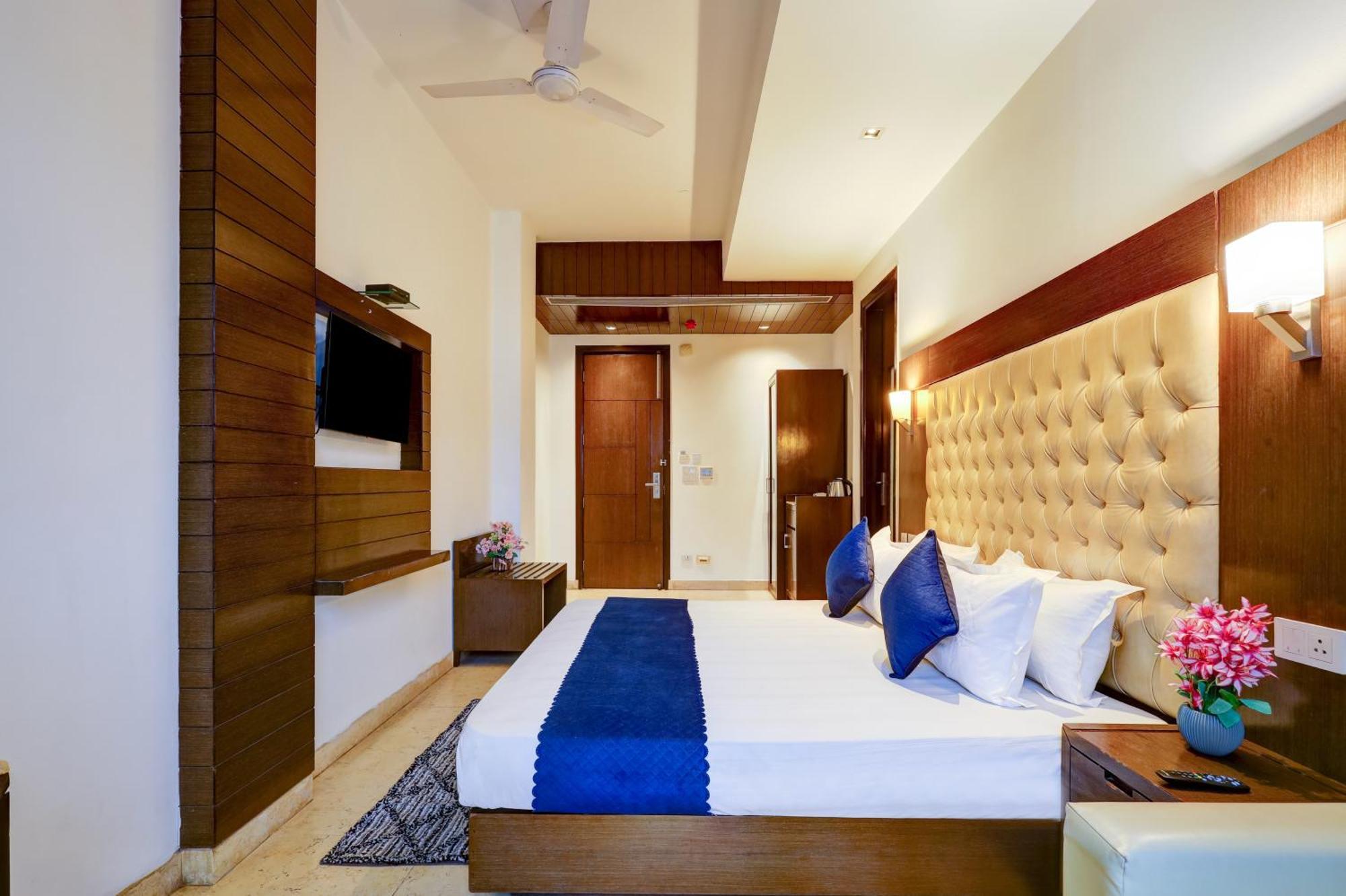 Metropolis Tourist At Near Ramakrishna Ashram Marg Metro Station Hotel 3*