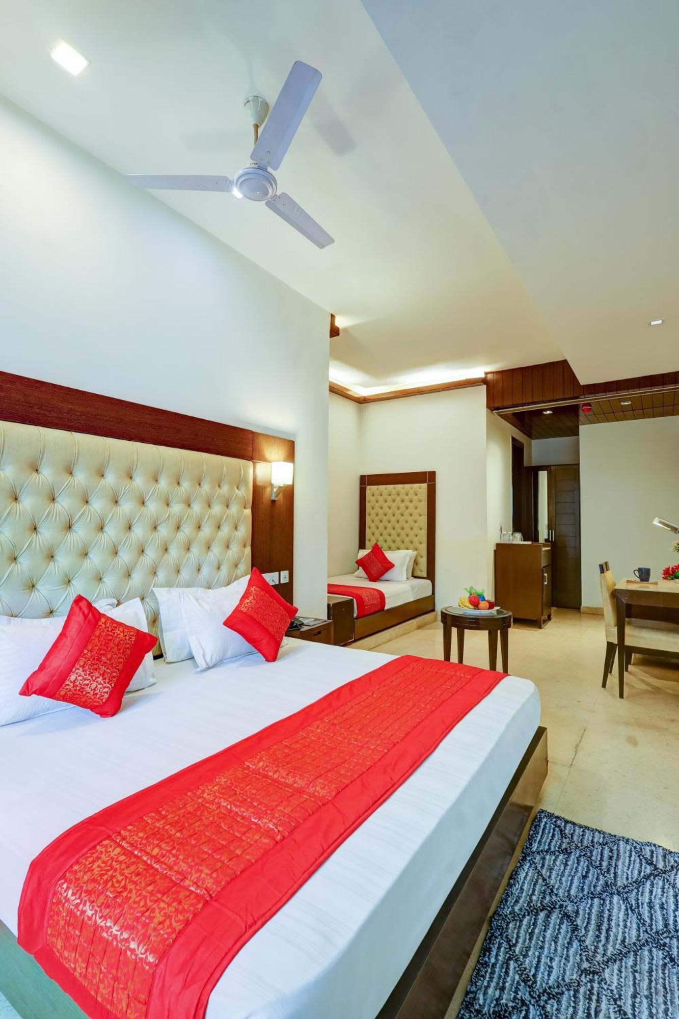 Metropolis Tourist At Near Ramakrishna Ashram Marg Metro Station Hotel Nova Deli