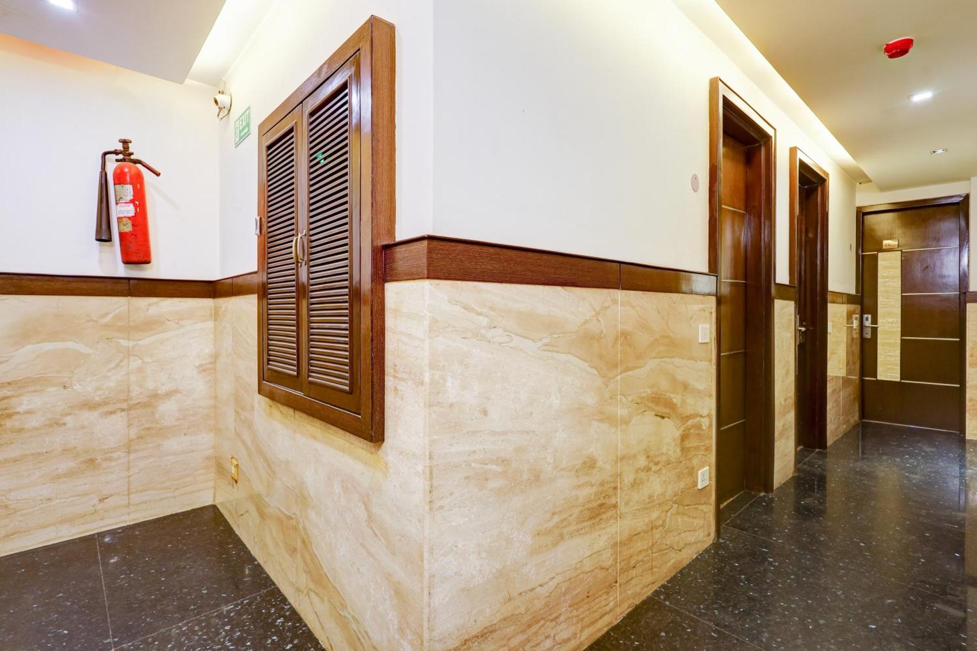 Metropolis Tourist At Near Ramakrishna Ashram Marg Metro Station 3*