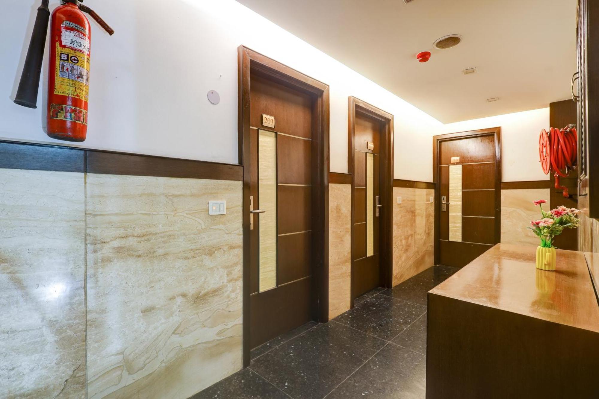 Metropolis Tourist At Near Ramakrishna Ashram Marg Metro Station 3* Nova Deli