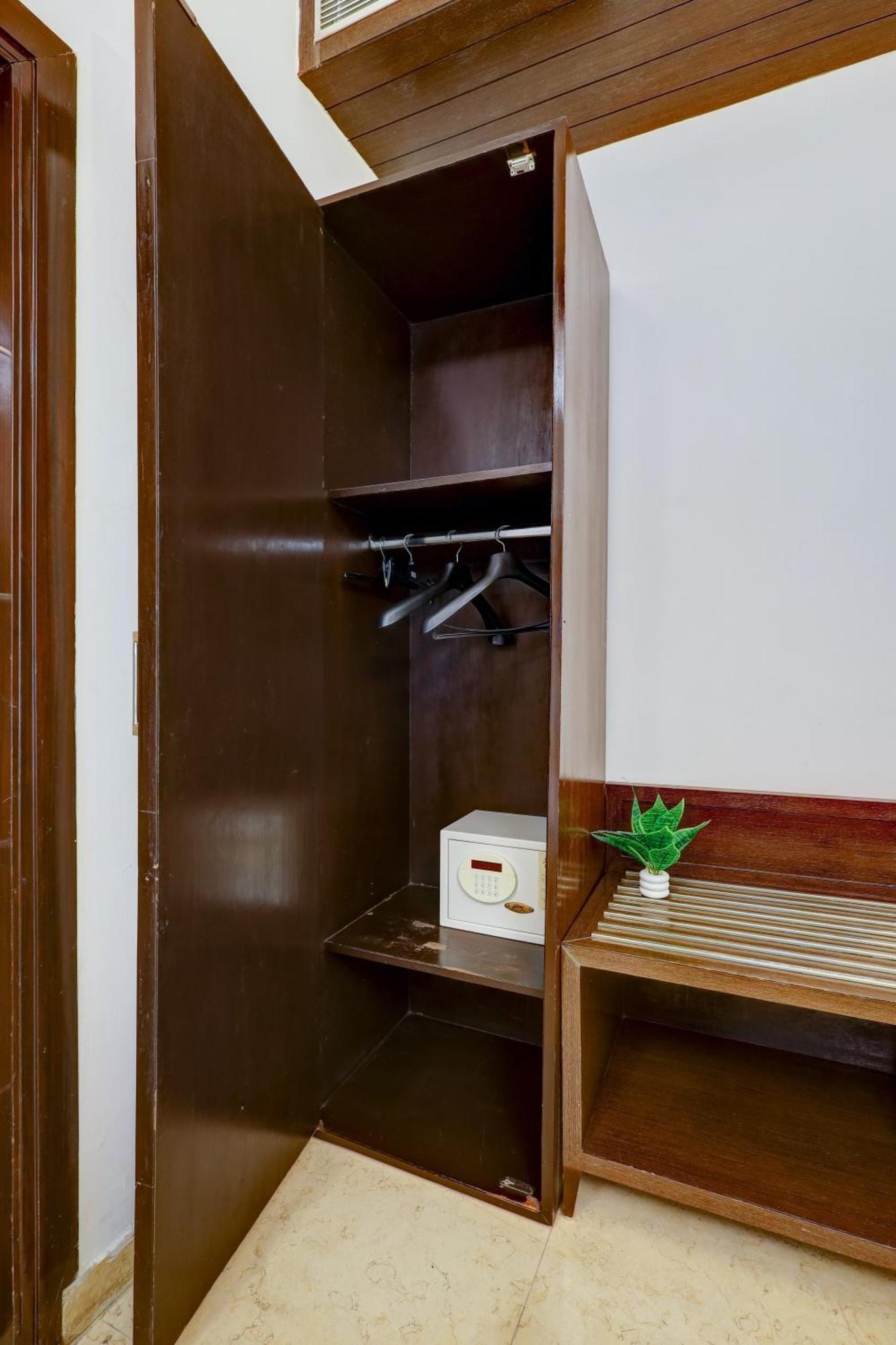 Hotel Metropolis Tourist At Near Ramakrishna Ashram Marg Metro Station