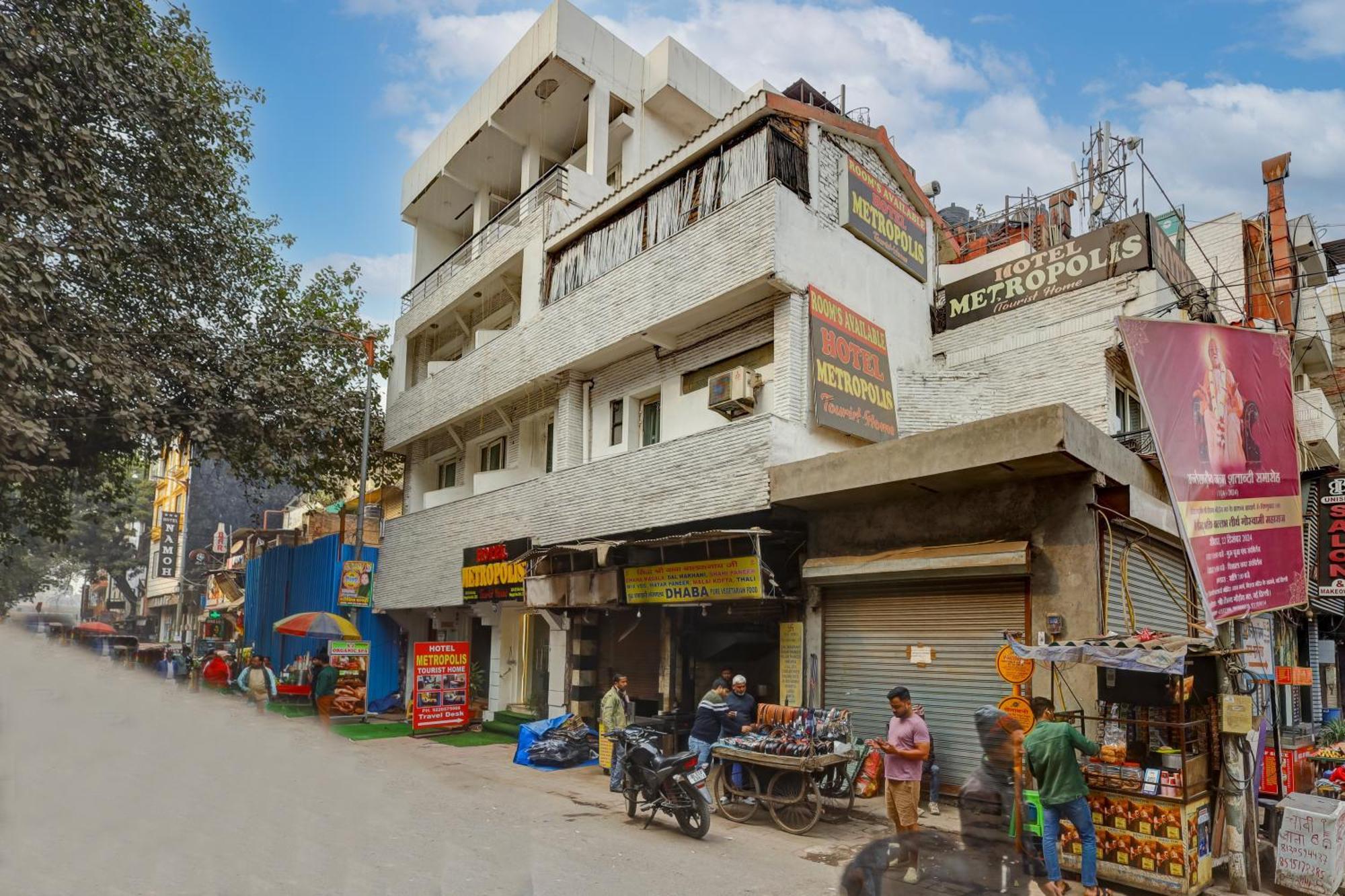 Metropolis Tourist At Near Ramakrishna Ashram Marg Metro Station Hotel Nova Deli
