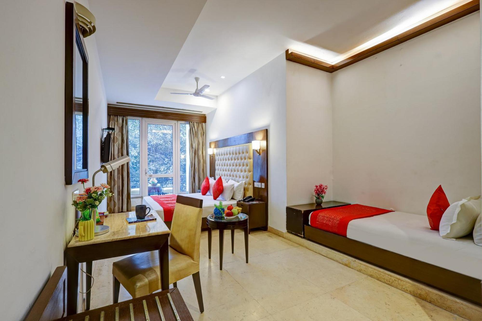 Metropolis Tourist At Near Ramakrishna Ashram Marg Metro Station Hotel