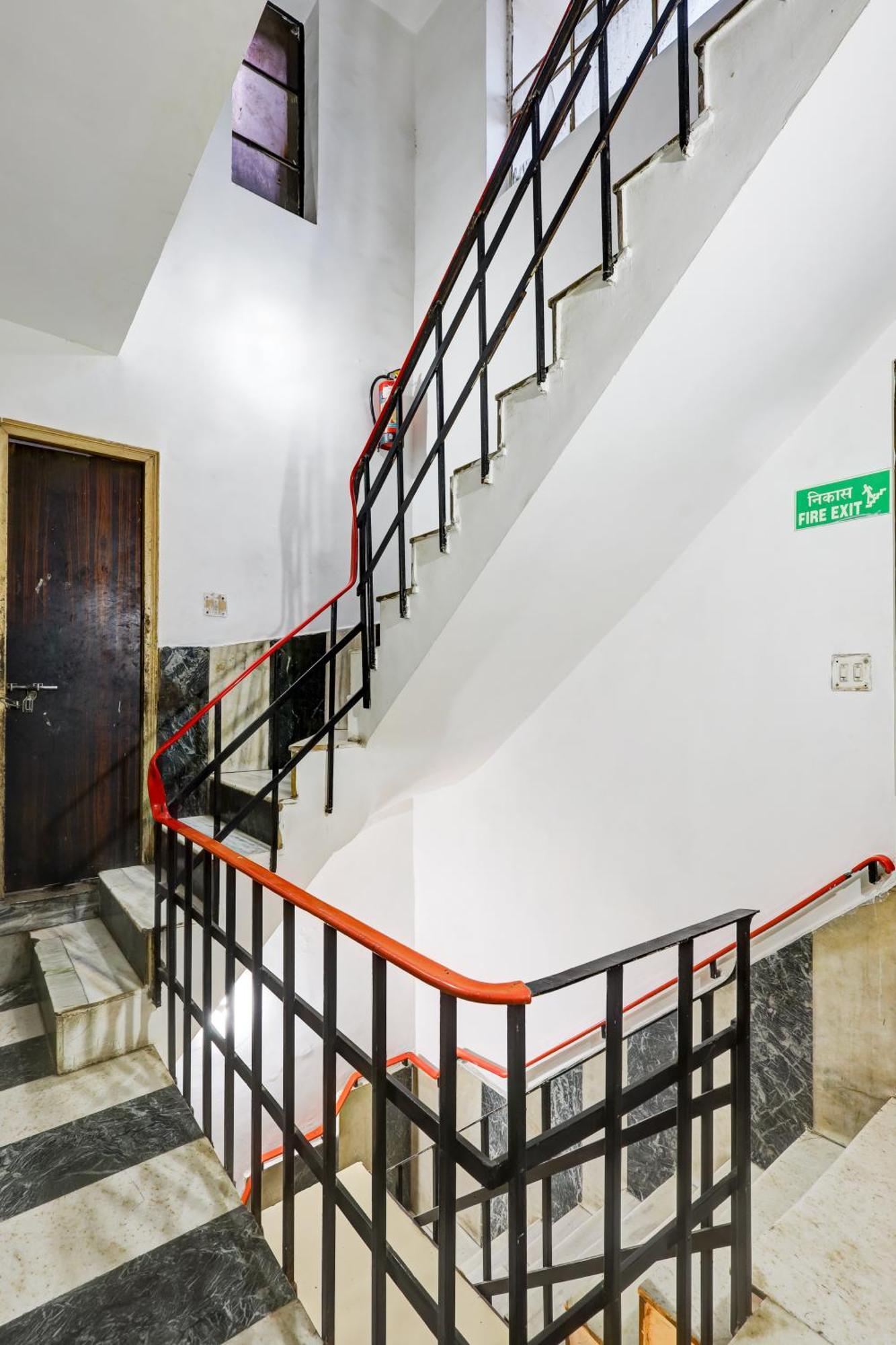 Metropolis Tourist At Near Ramakrishna Ashram Marg Metro Station Hotel 3*