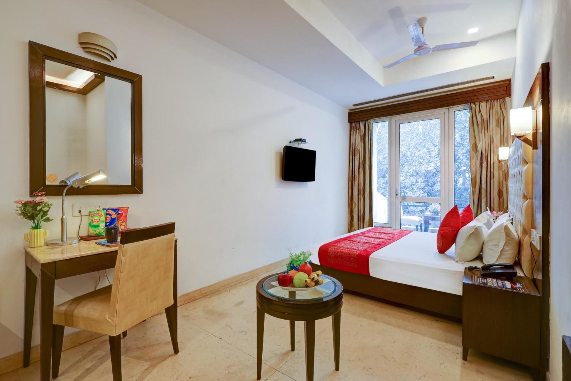 Metropolis Tourist At Near Ramakrishna Ashram Marg Metro Station 3*
