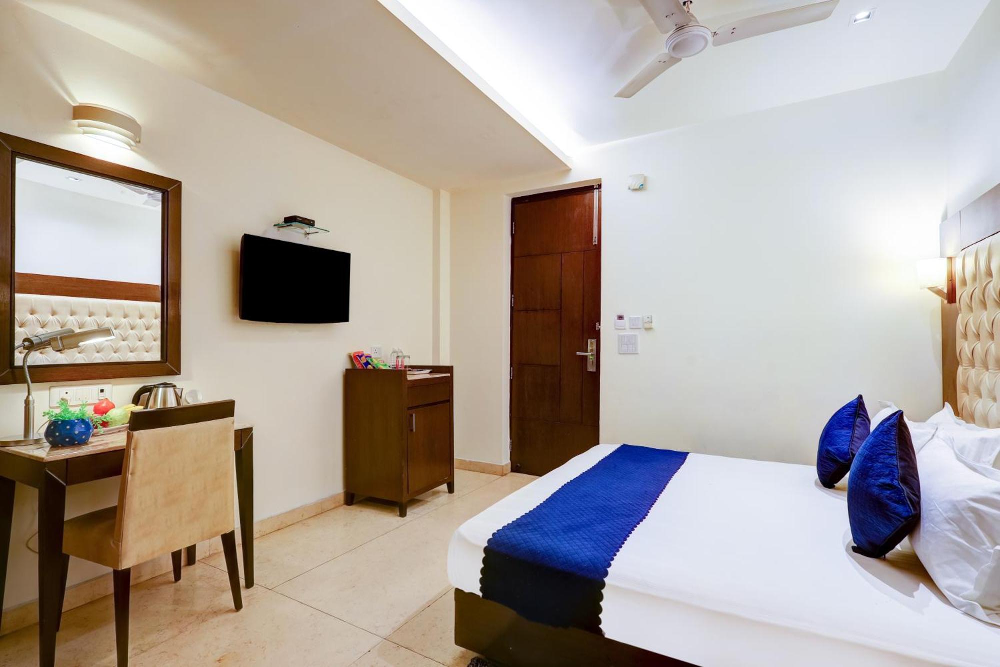 Metropolis Tourist At Near Ramakrishna Ashram Marg Metro Station Hotel