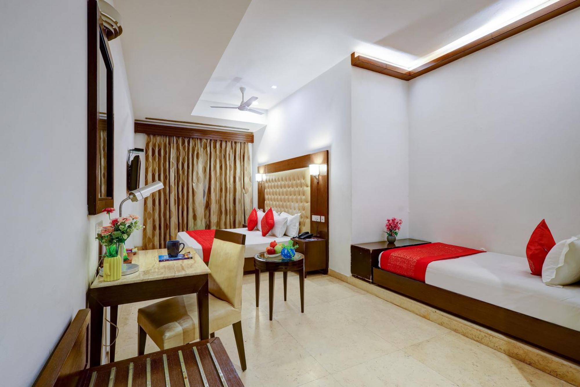 Hotel Metropolis Tourist At Near Ramakrishna Ashram Marg Metro Station 3*