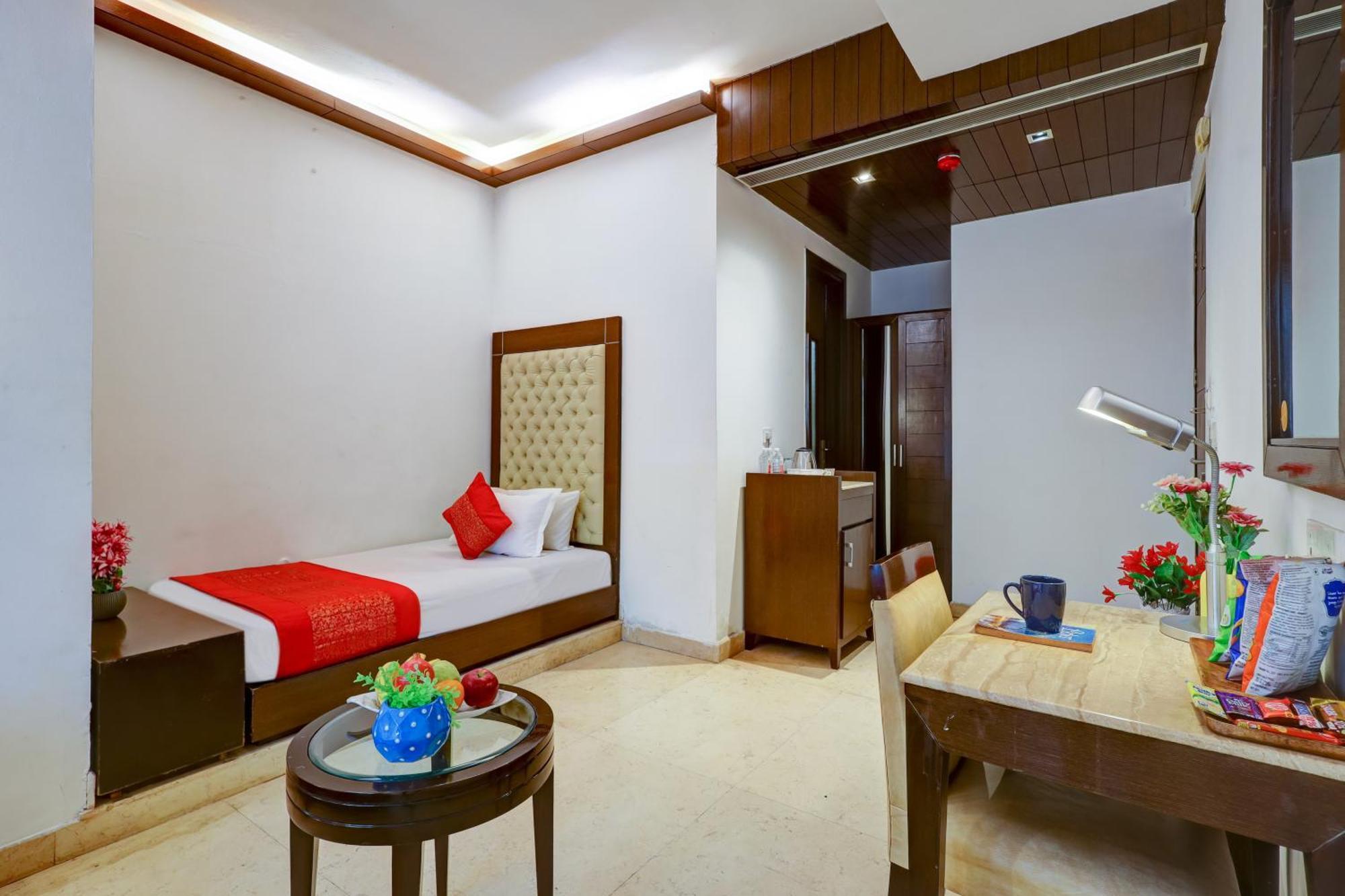 Hotel Metropolis Tourist At Near Ramakrishna Ashram Marg Metro Station 3*
