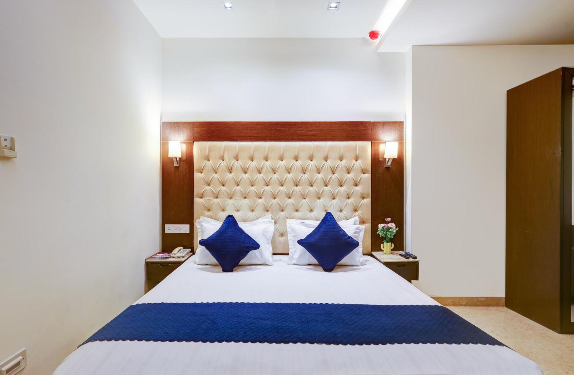 Metropolis Tourist At Near Ramakrishna Ashram Marg Metro Station Hotel Nova Deli