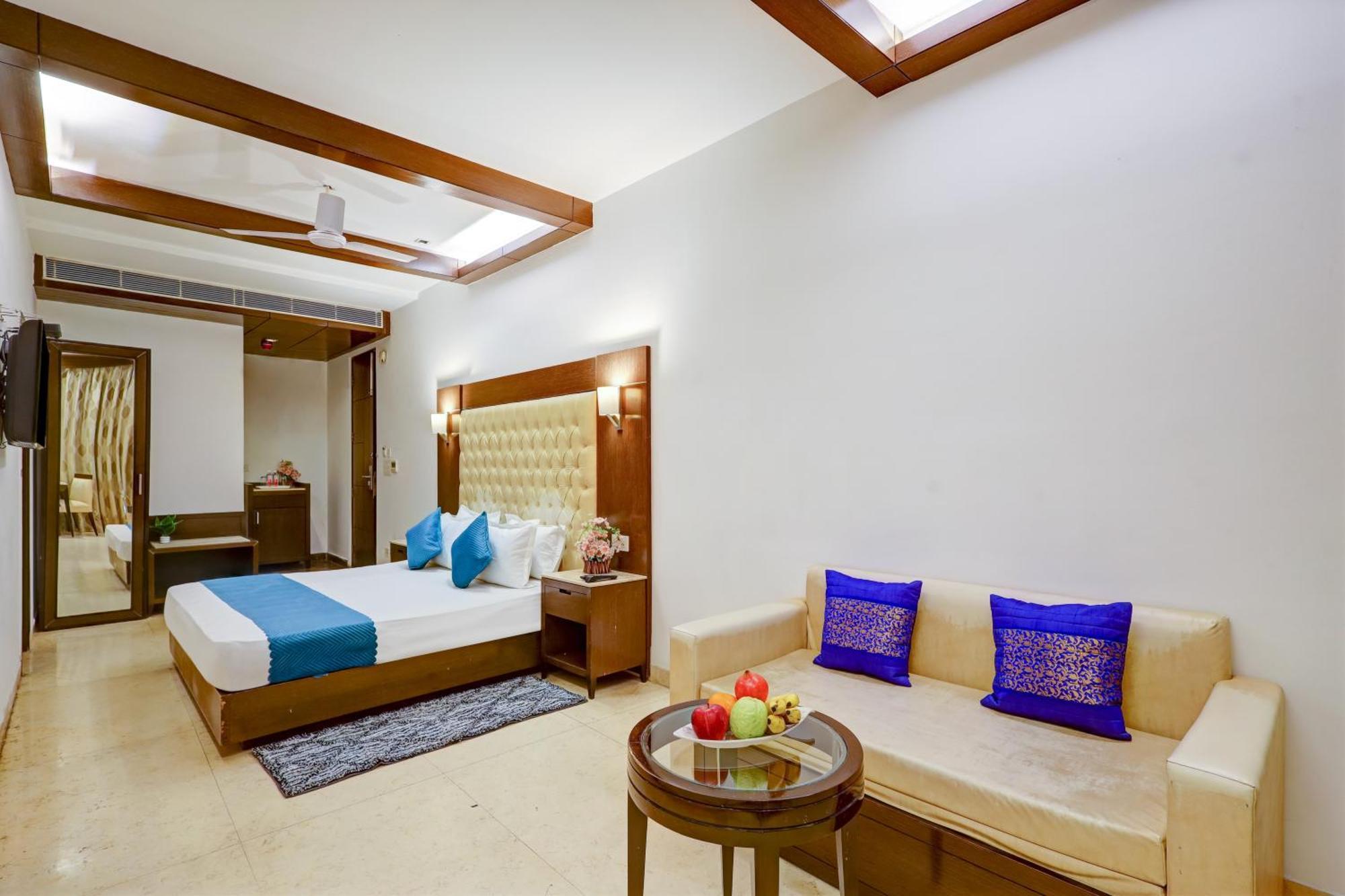 Metropolis Tourist At Near Ramakrishna Ashram Marg Metro Station 3*