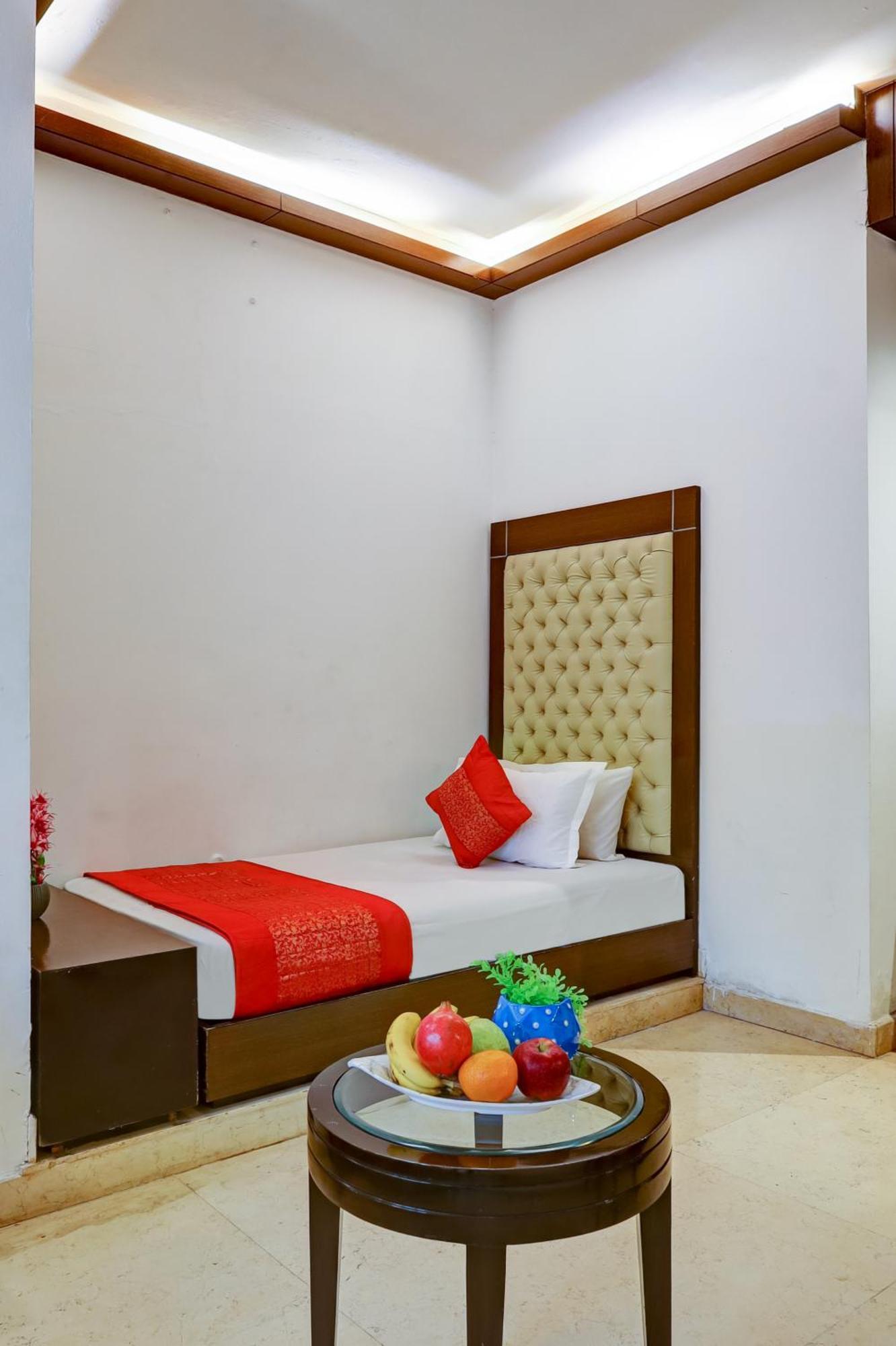 Metropolis Tourist At Near Ramakrishna Ashram Marg Metro Station Hotel 3*