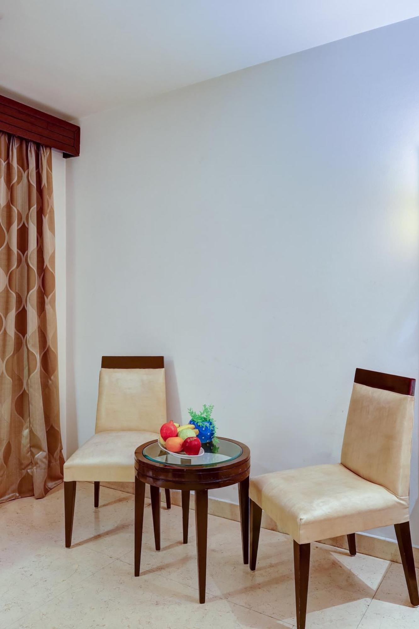 Metropolis Tourist At Near Ramakrishna Ashram Marg Metro Station Hotel Nova Deli
