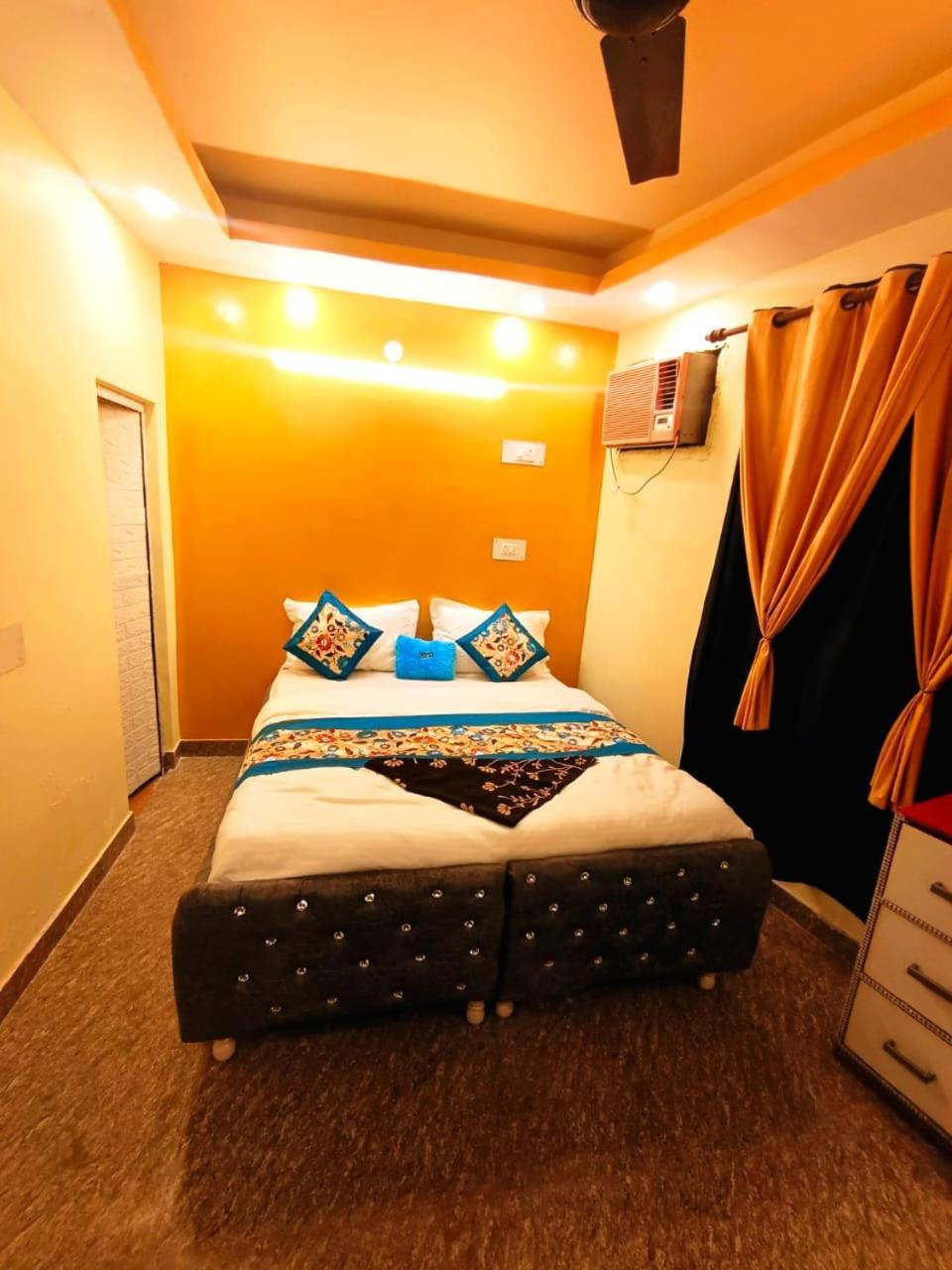 Love hotel Lover's Point New Delhi