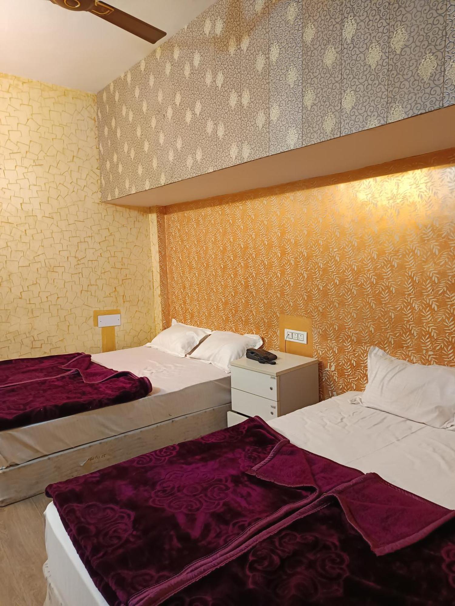 Family -1 Min Walk In Nizamuddin Railway Station Hotel 2*