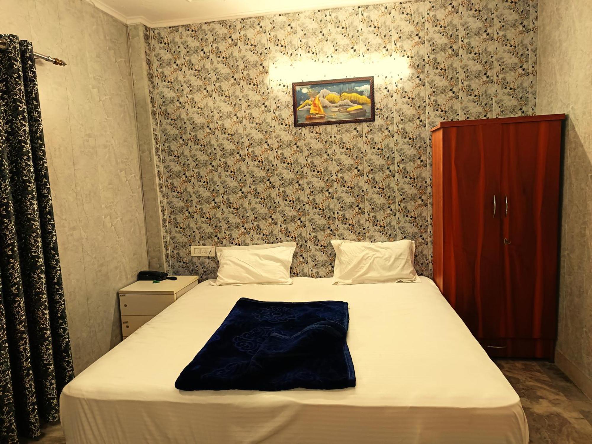 Family -1 Min Walk In Nizamuddin Railway Station New Delhi