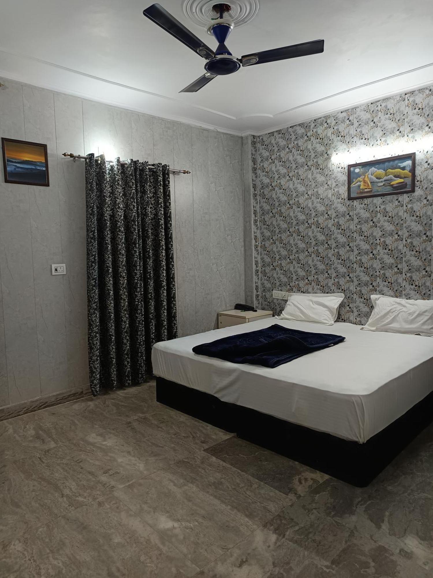 Hotel Family -1 Min Walk In Nizamuddin Railway Station 2*