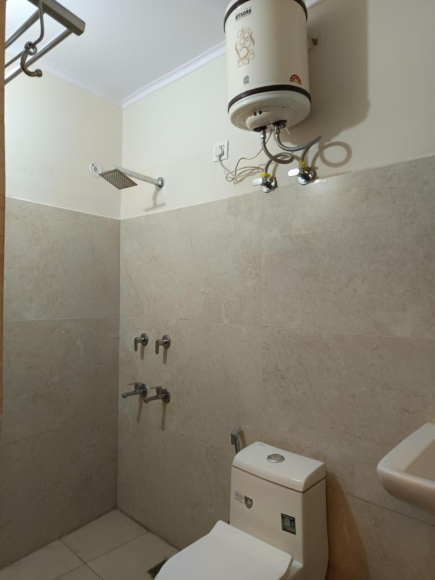 Family -1 Min Walk In Nizamuddin Railway Station Hotel New Delhi