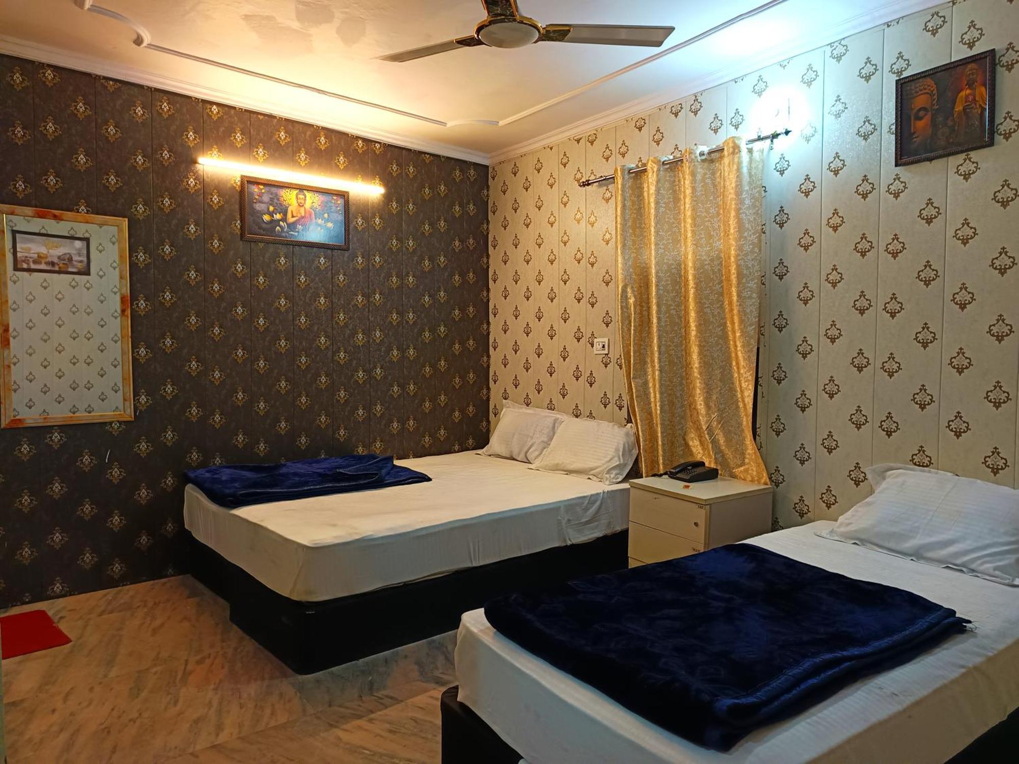 Hotel Family -1 Min Walk In Nizamuddin Railway Station New Delhi