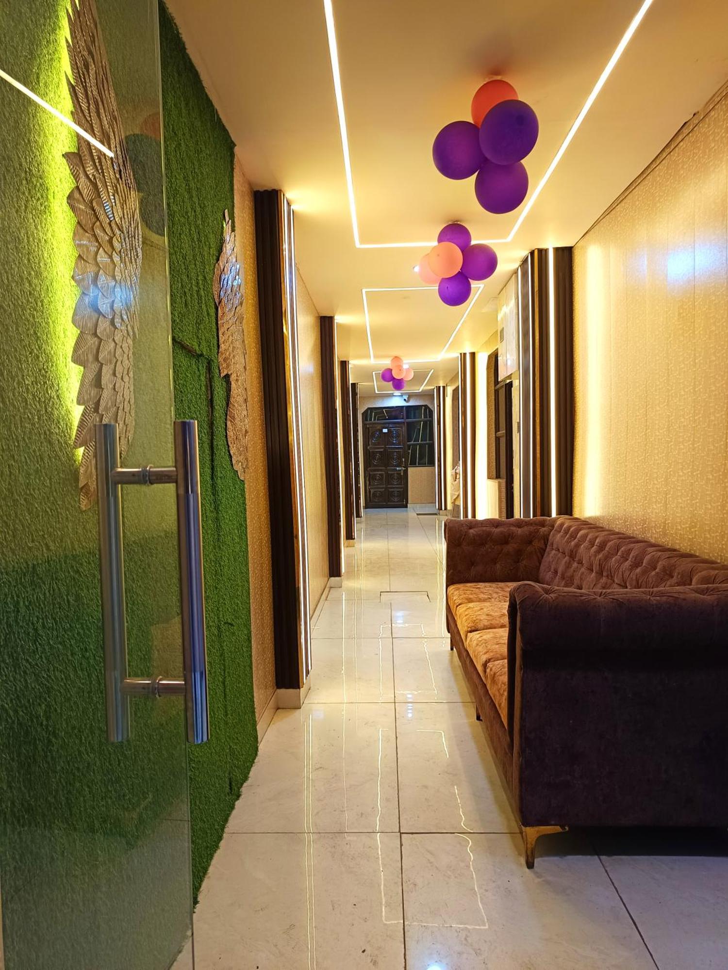 Family -1 Min Walk In Nizamuddin Railway Station