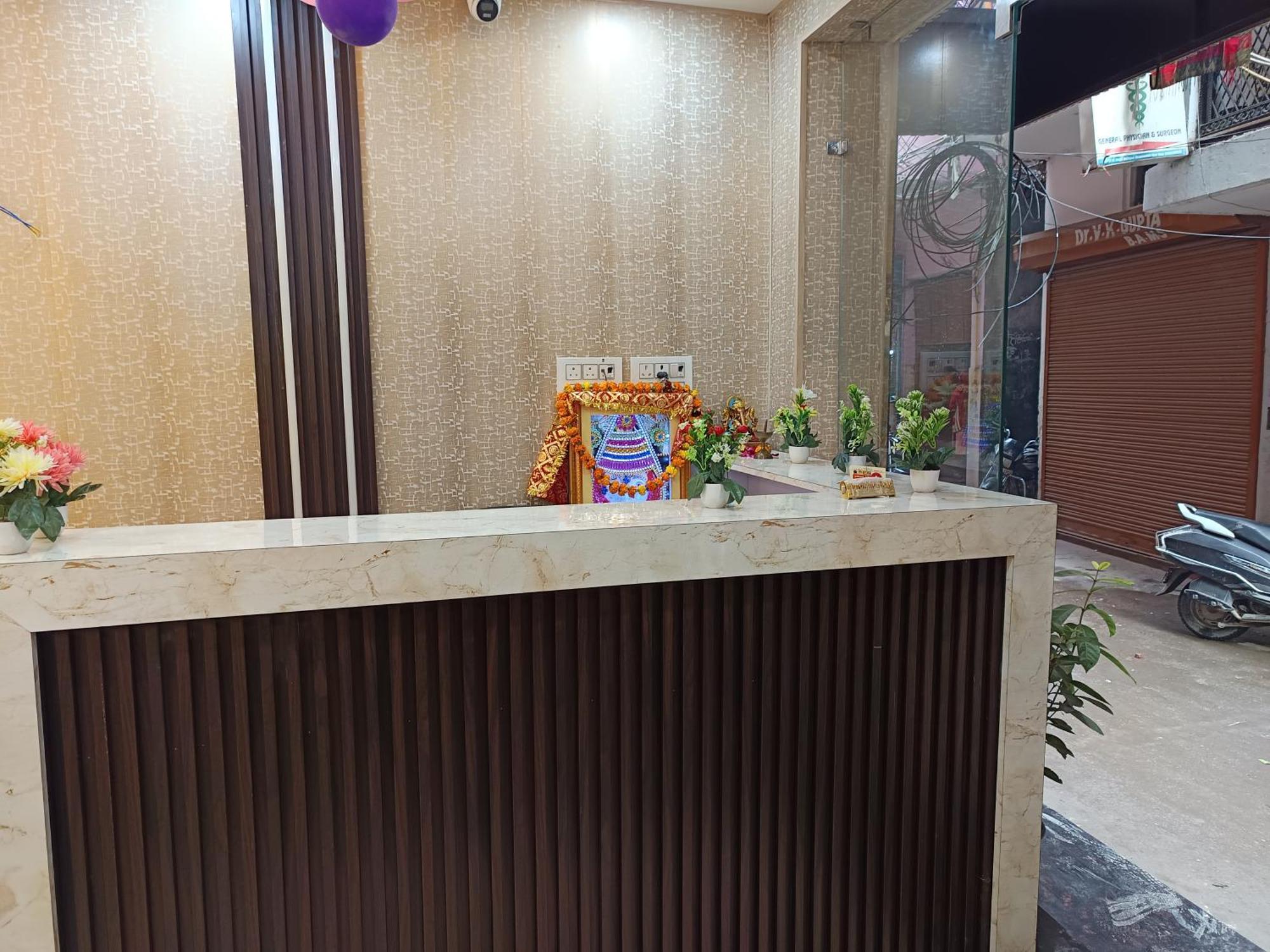 Family -1 Min Walk In Nizamuddin Railway Station