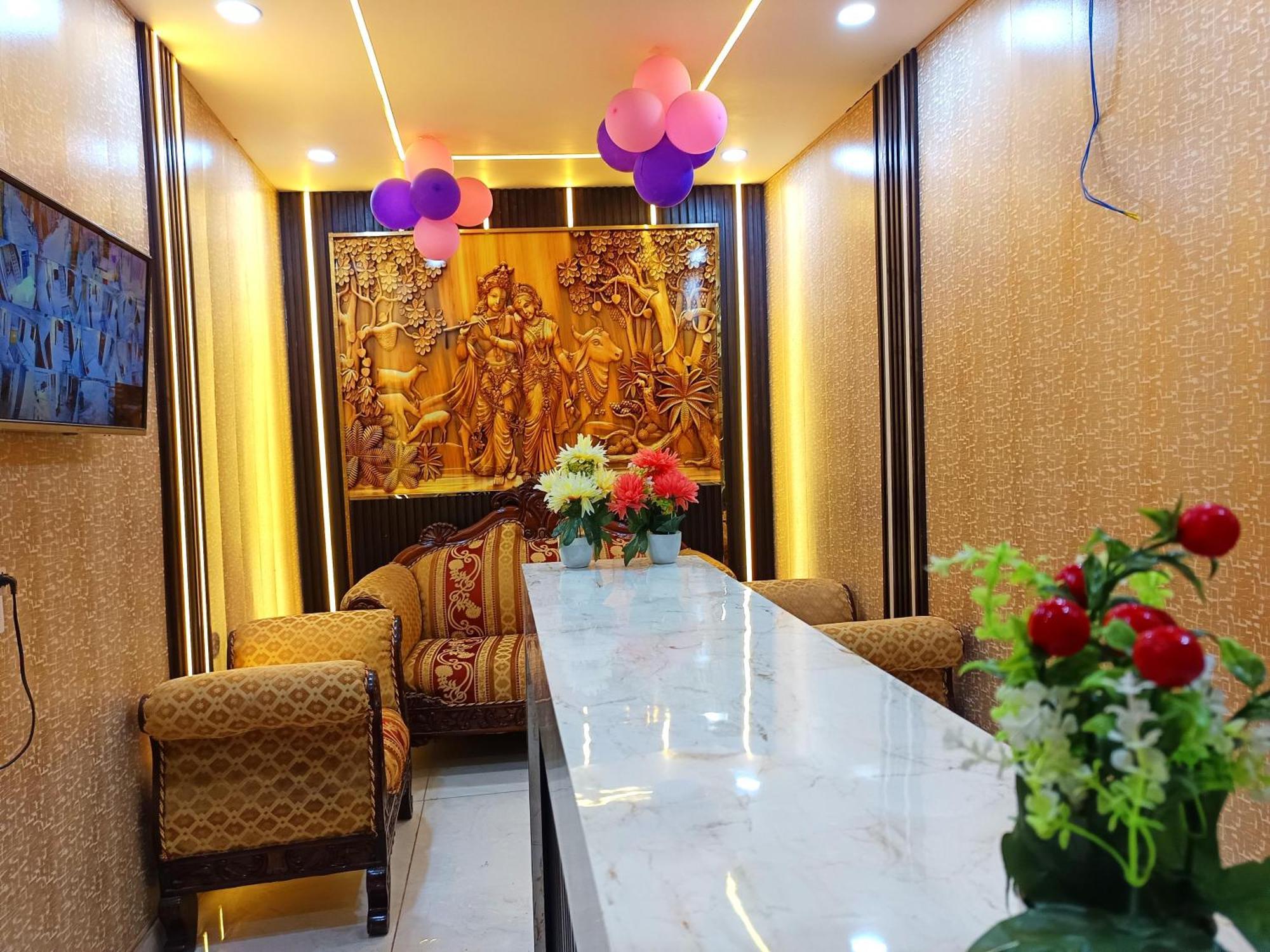 Family -1 Min Walk In Nizamuddin Railway Station Hotel 2*