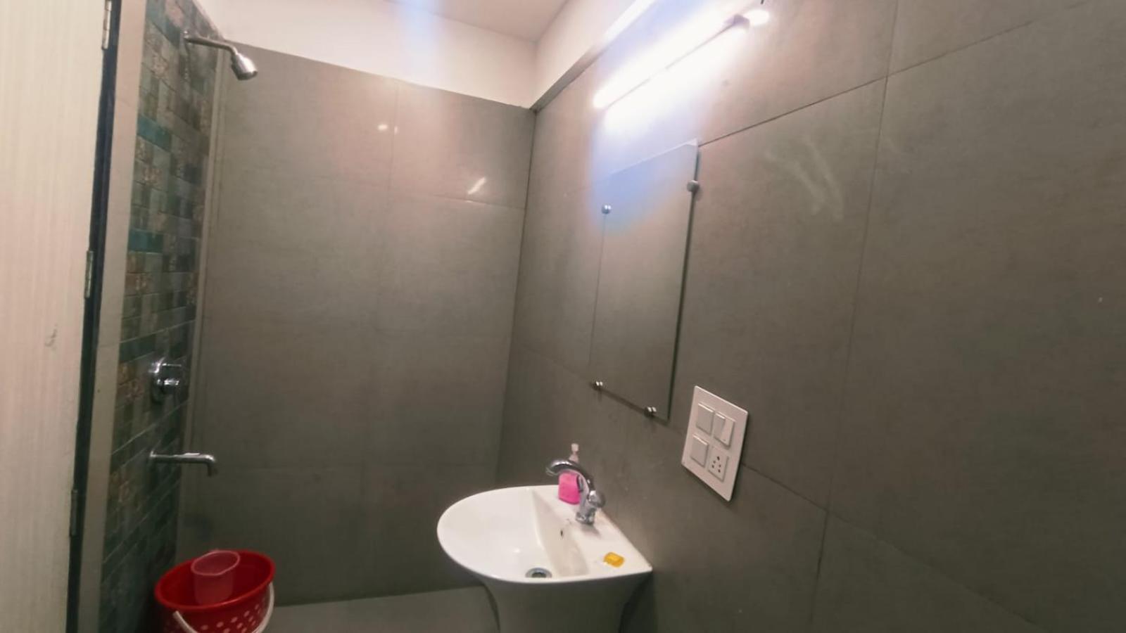 Luxury Adarsh Nagar Metro Pillar No 100 3*